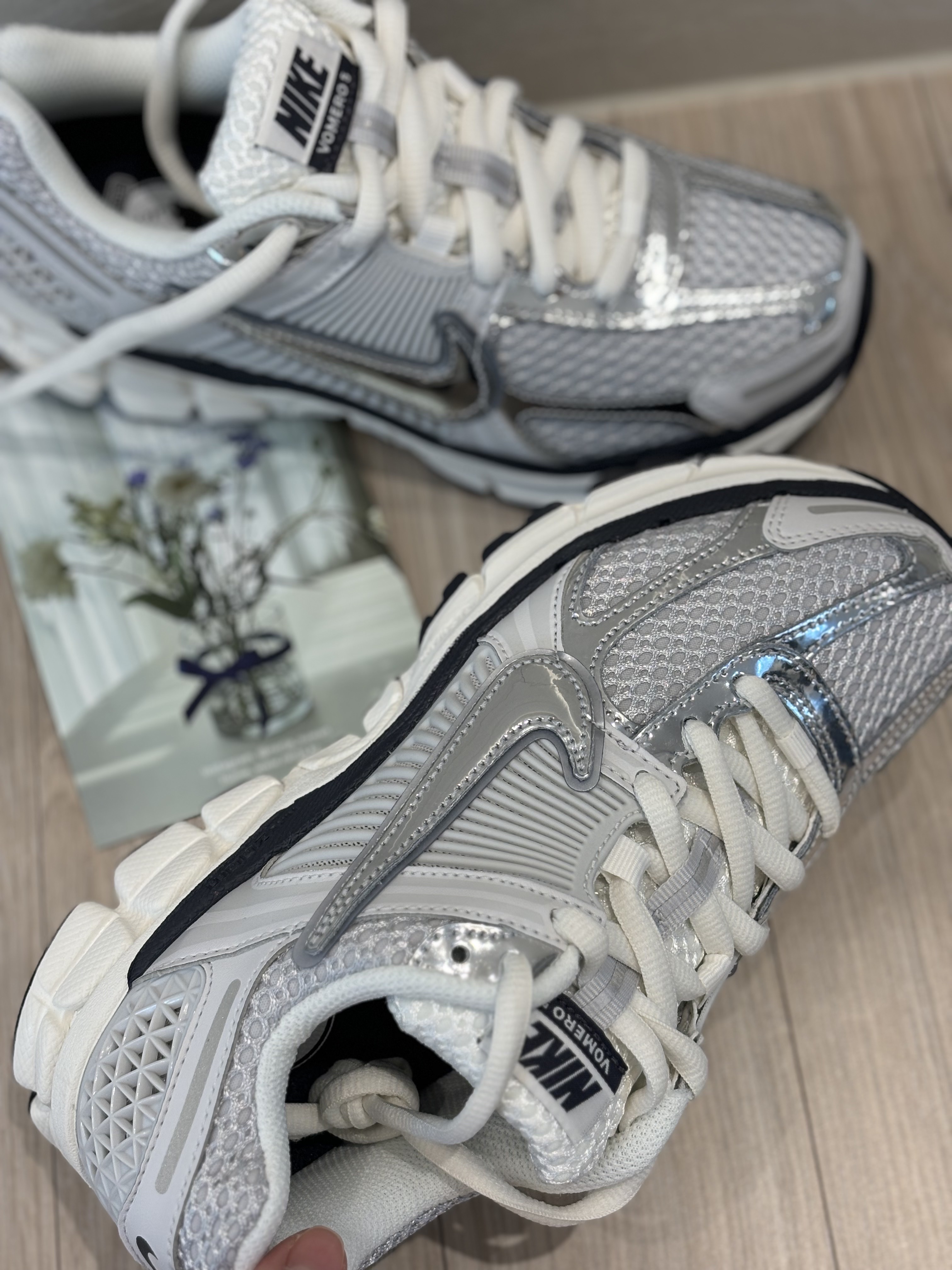 (W) Nike Zoom Vomero 5 Photon Dust and Metallic Silver 착용 스타일 - 1