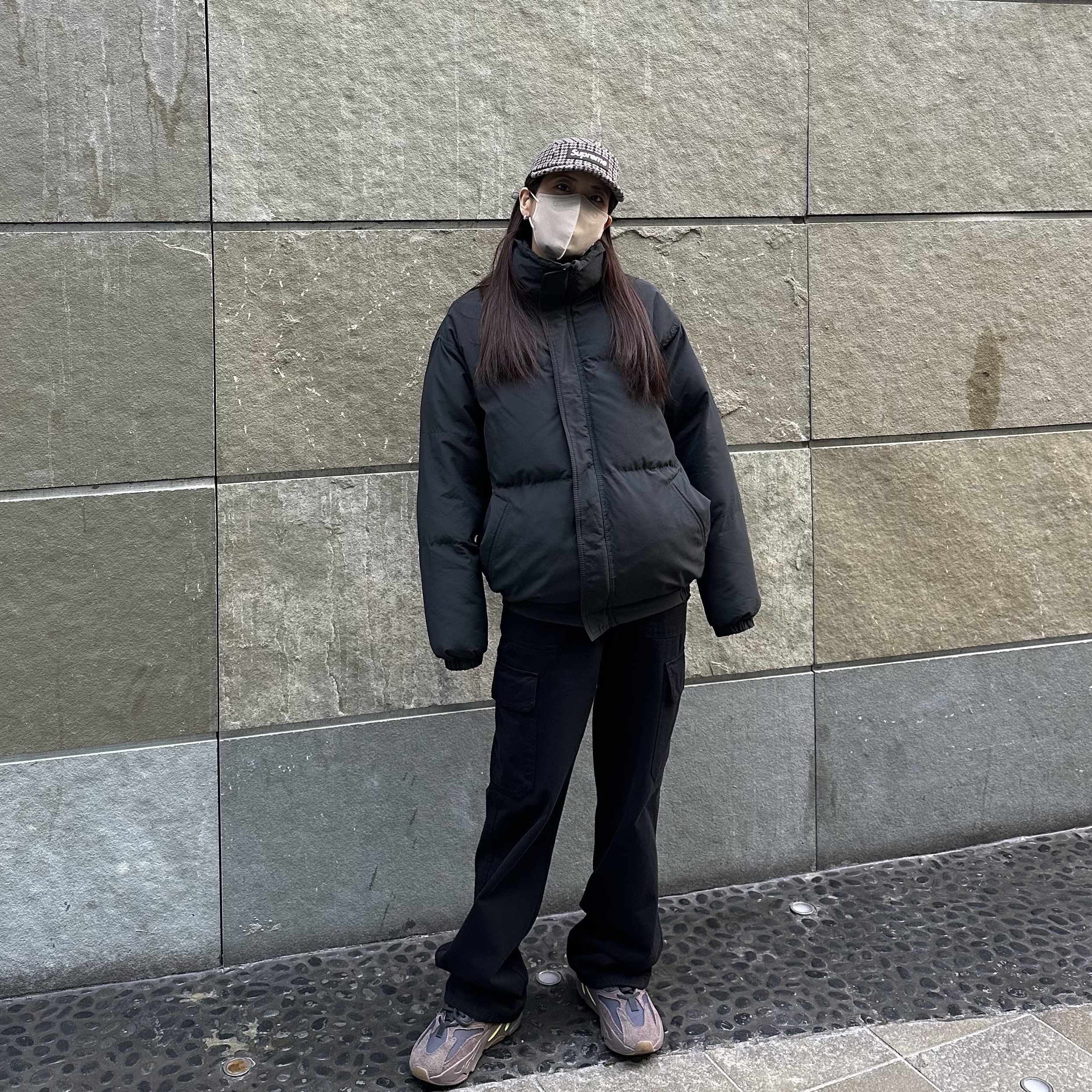 Essentials Puffer Jacket Black - 20FW, Adidas Yeezy Boost 700 Mauve 착용 스타일 - 2