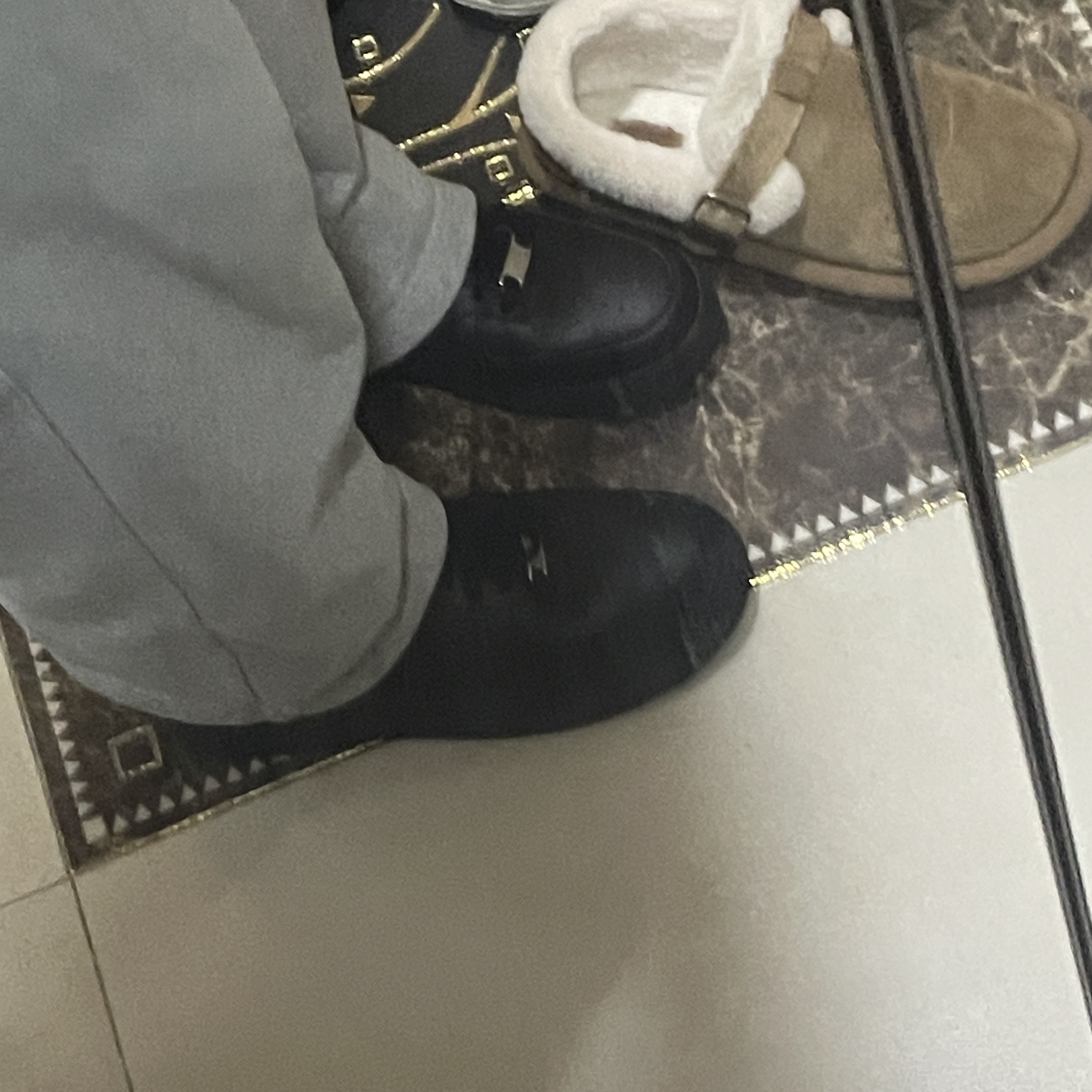 Nike Air Force 1 '07 Low Triple Black 착용 스타일