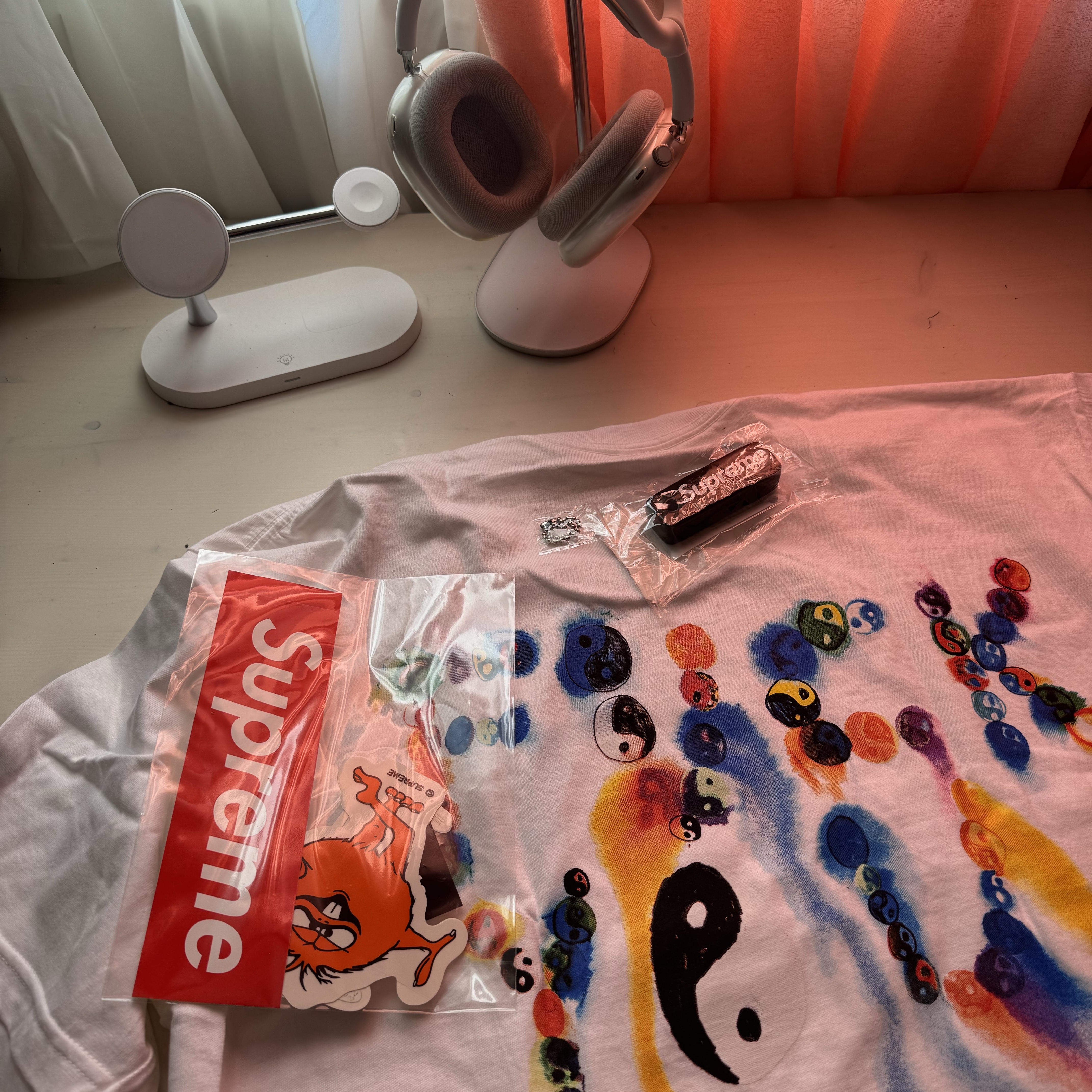 Supreme Ying Yang T-Shirt White - 23FW, Supreme Floating Keychain Black - 23FW 착용 스타일 - 2