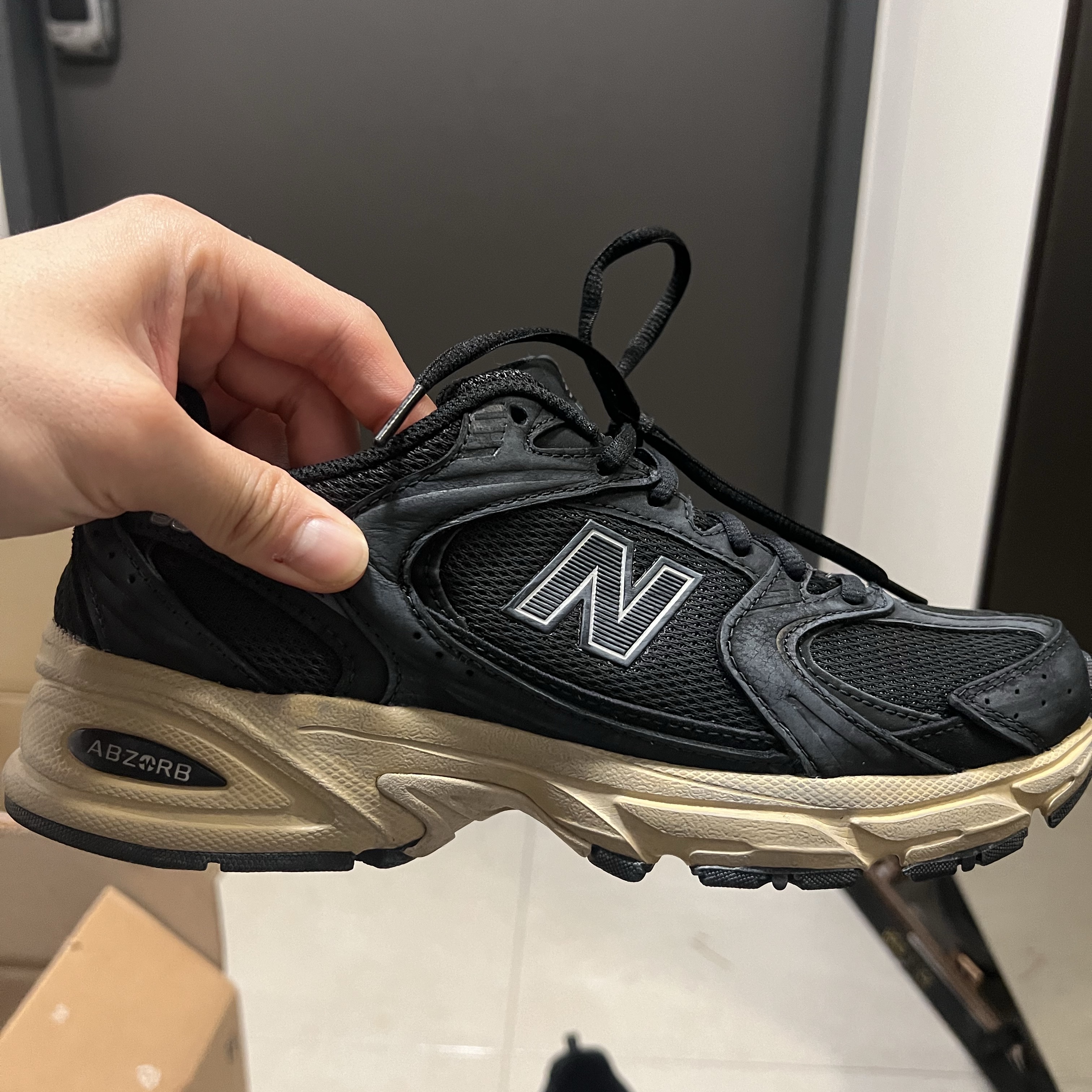 New Balance 530 Vintage Black Gum 착용 스타일 - 4