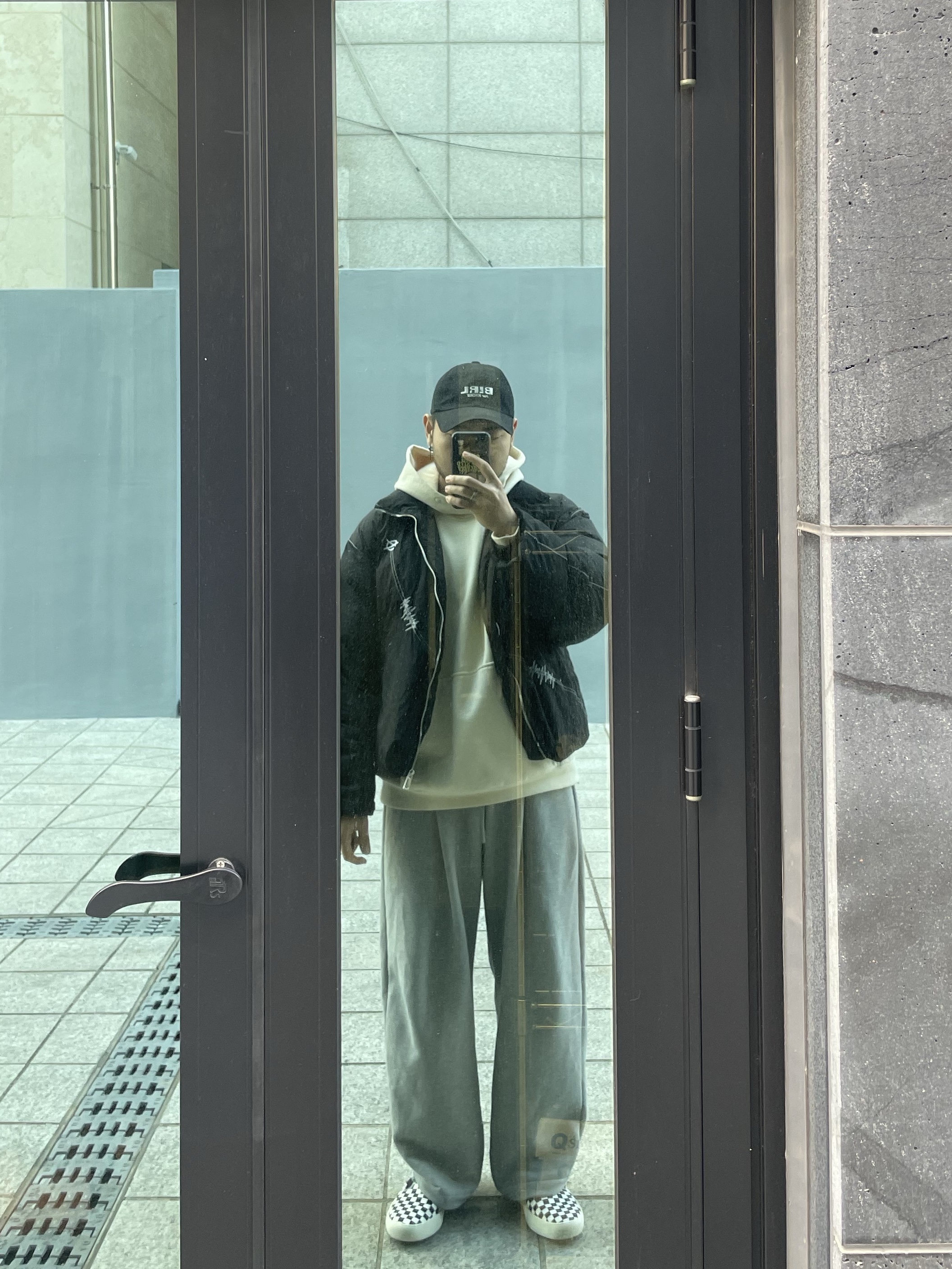 반스 체커보드 컴피쿠시 원 블랙 착용 스타일