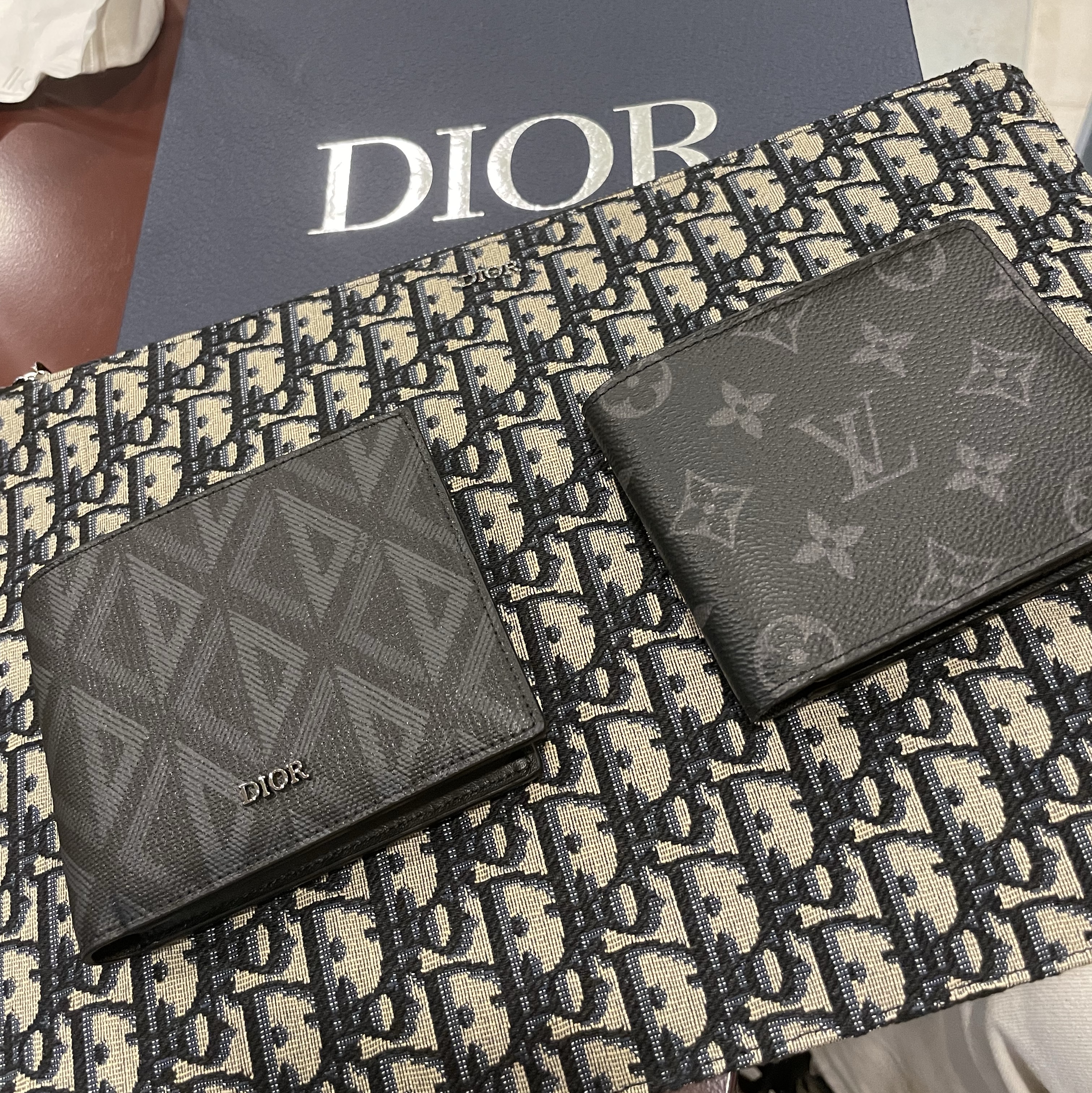 Dior A4 Pouch Beige & Black Dior Oblique Jacquard, Louis Vuitton Multiple Wallet Monogram Eclipse 착용 스타일 - 1