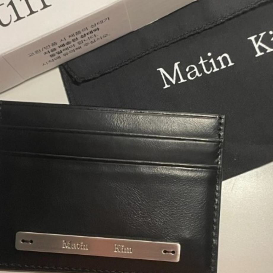 Matin Kim Vintage Card Wallet Black 착용 스타일