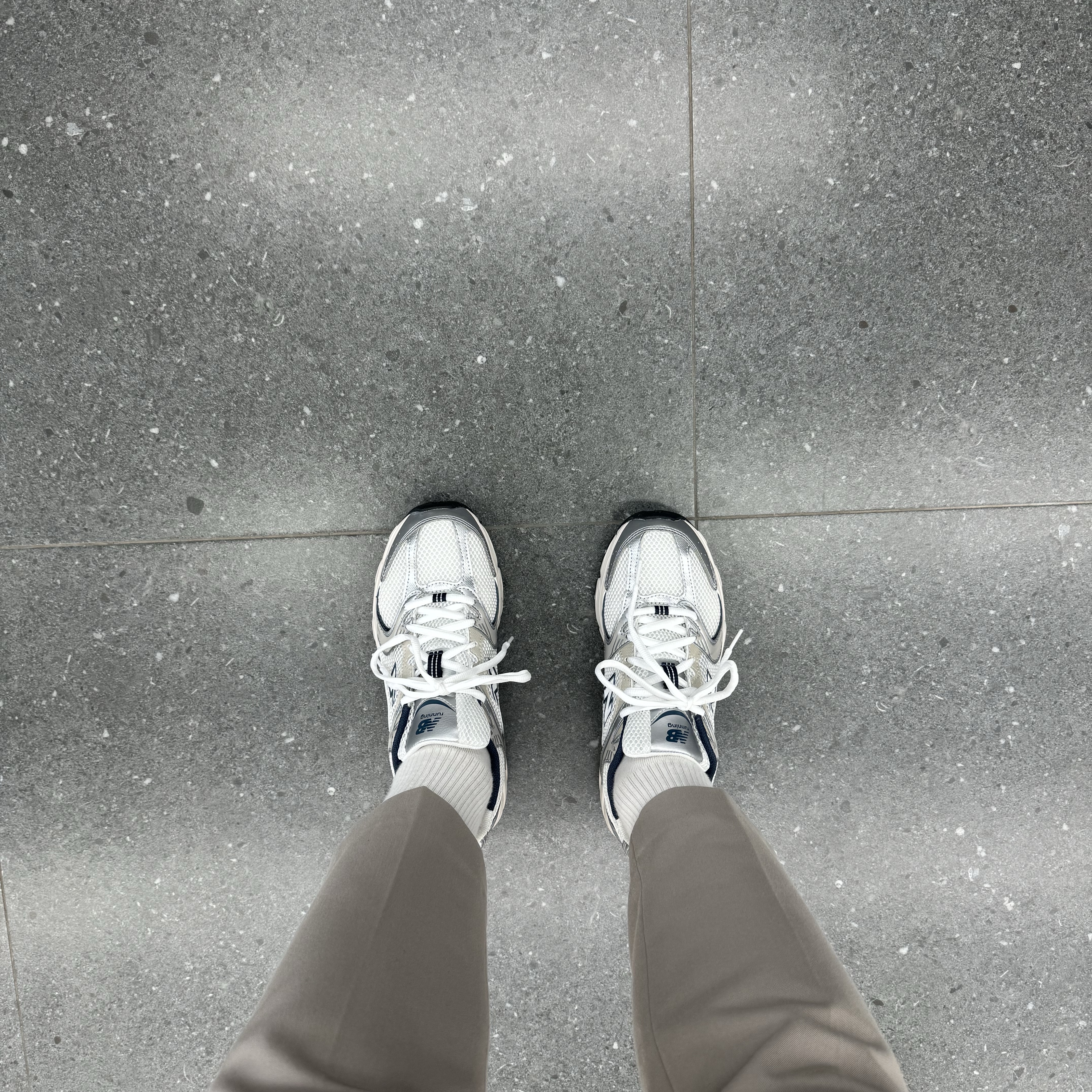 New Balance 530 Steel Grey 착용 스타일 - 3