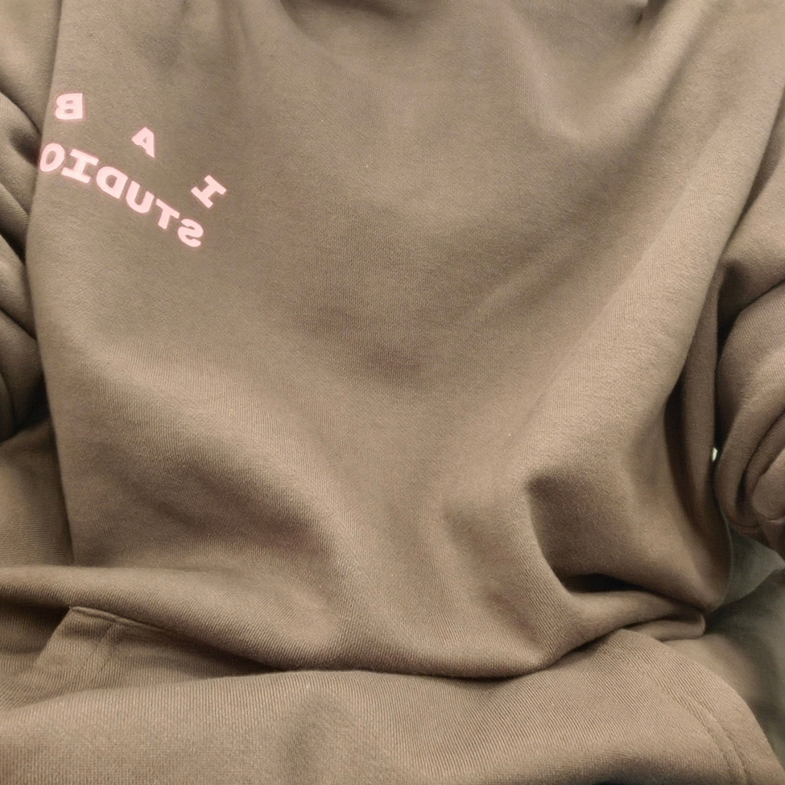 IAB Studio Hoodie Choco - Harajuku Exclusive 착용 스타일