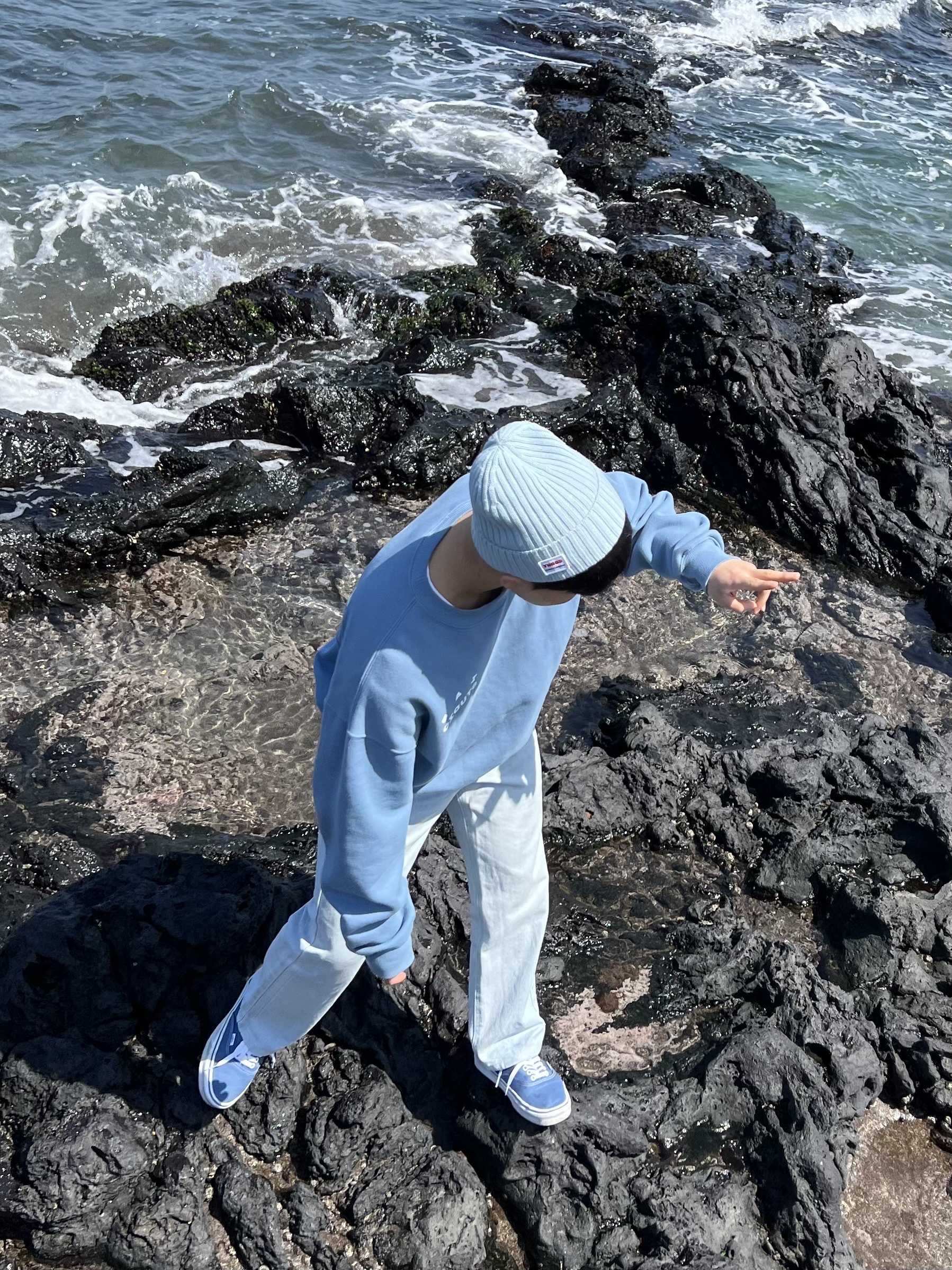 IAB Studio Crewneck Sky Blue 착용 스타일