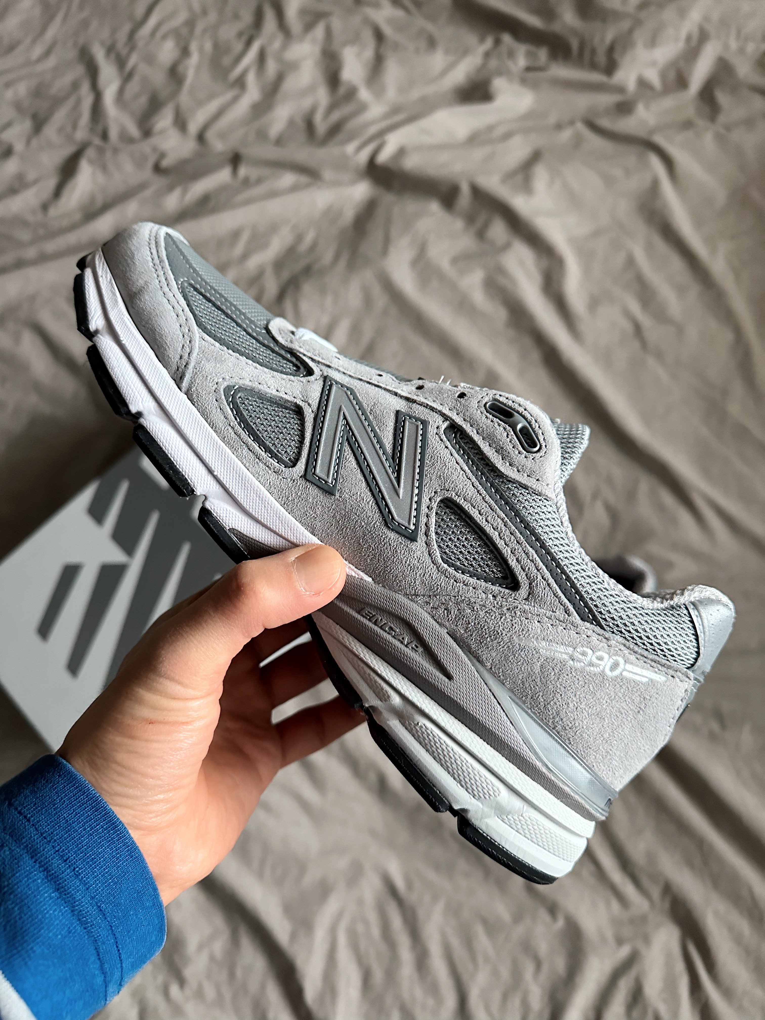 New Balance 990v4 Made in USA Grey Silver 착용 스타일 - 3