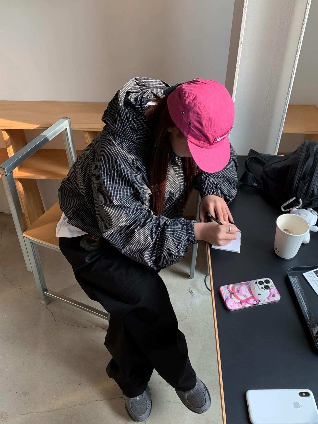 New Balance 2002R Dark Grey, Supreme Waxed Cotton Camp Cap Magenta - 23FW 착용 스타일 - 1