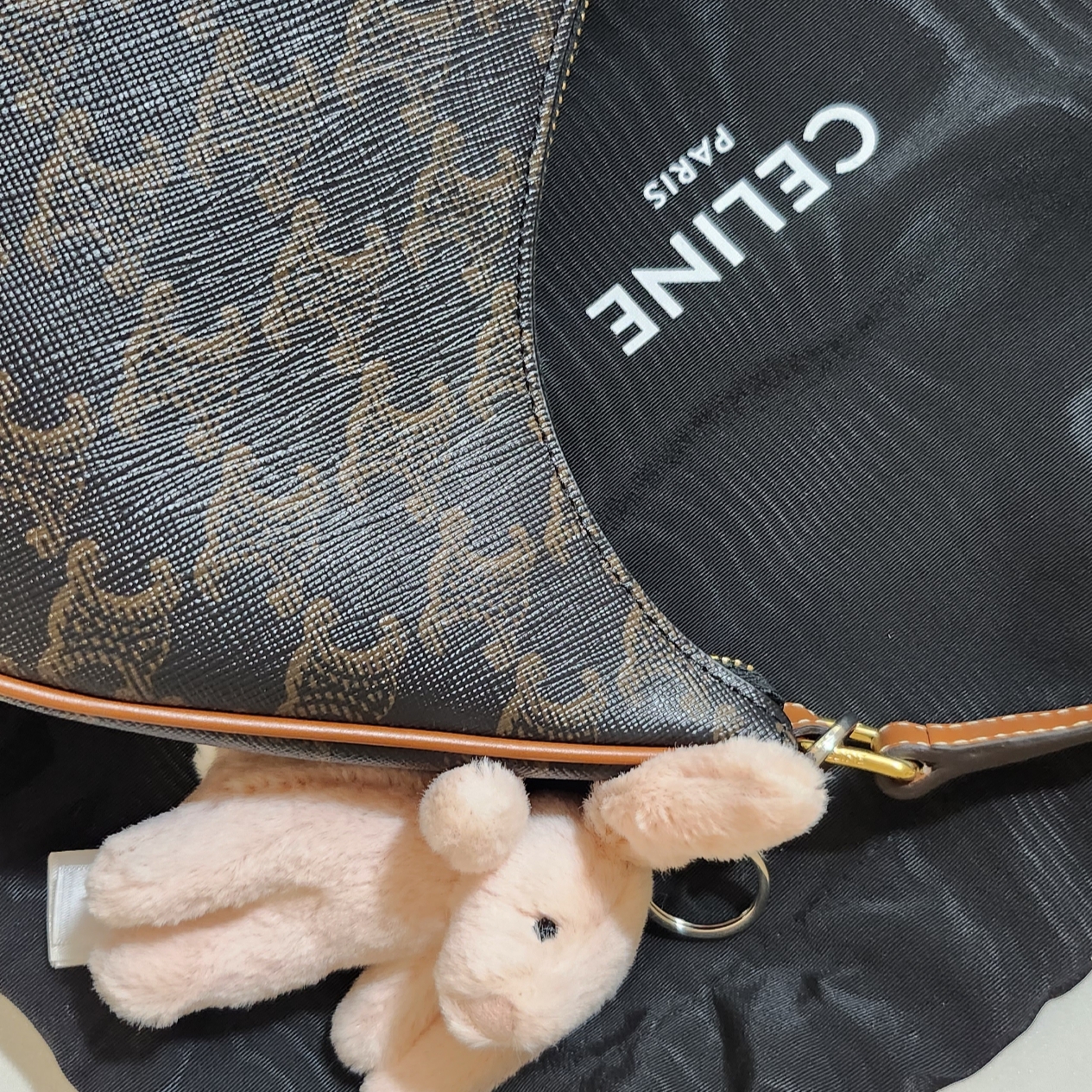 Celine Ava Bag in Triomphe Canvas and Calfskin Tan, Jellycat Bashful Bunny Bag Charm Blush 착용 스타일