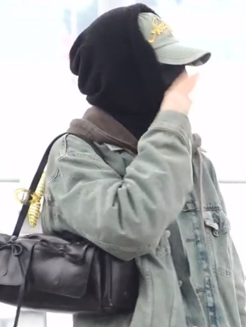 Acne Studios Multipocket Bag Dark Brown, Acne Studios Multipocket Bag Black Beige 착용 스타일 - 1