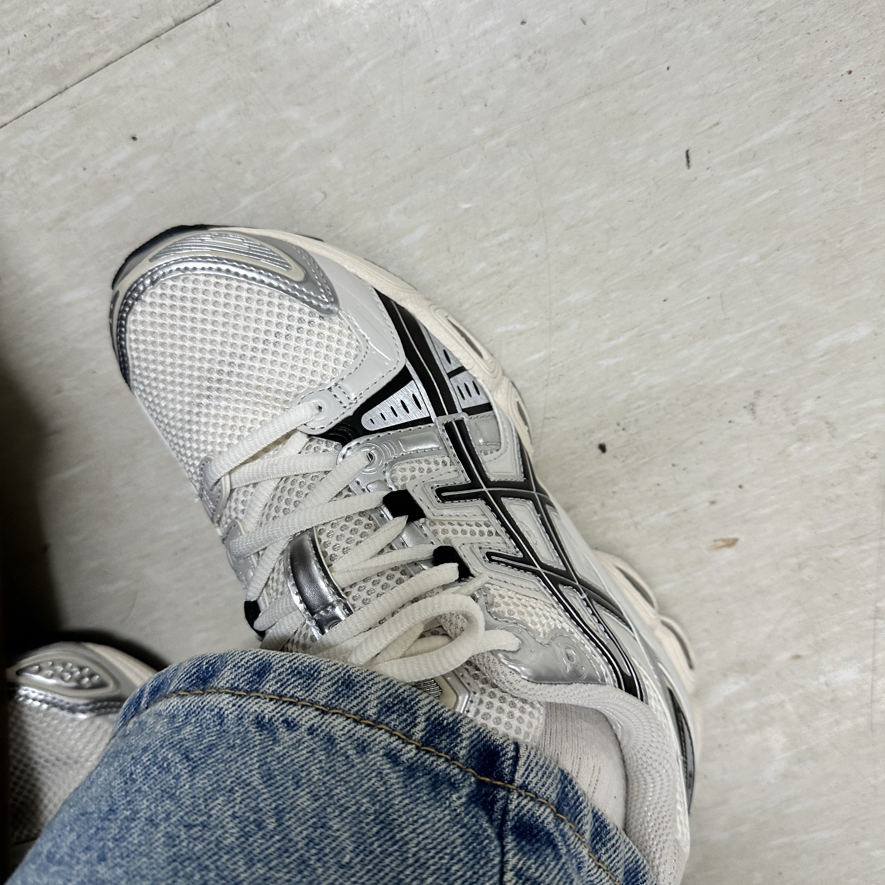 Asics Gel-Nimbus 9 Cream Black 착용 스타일