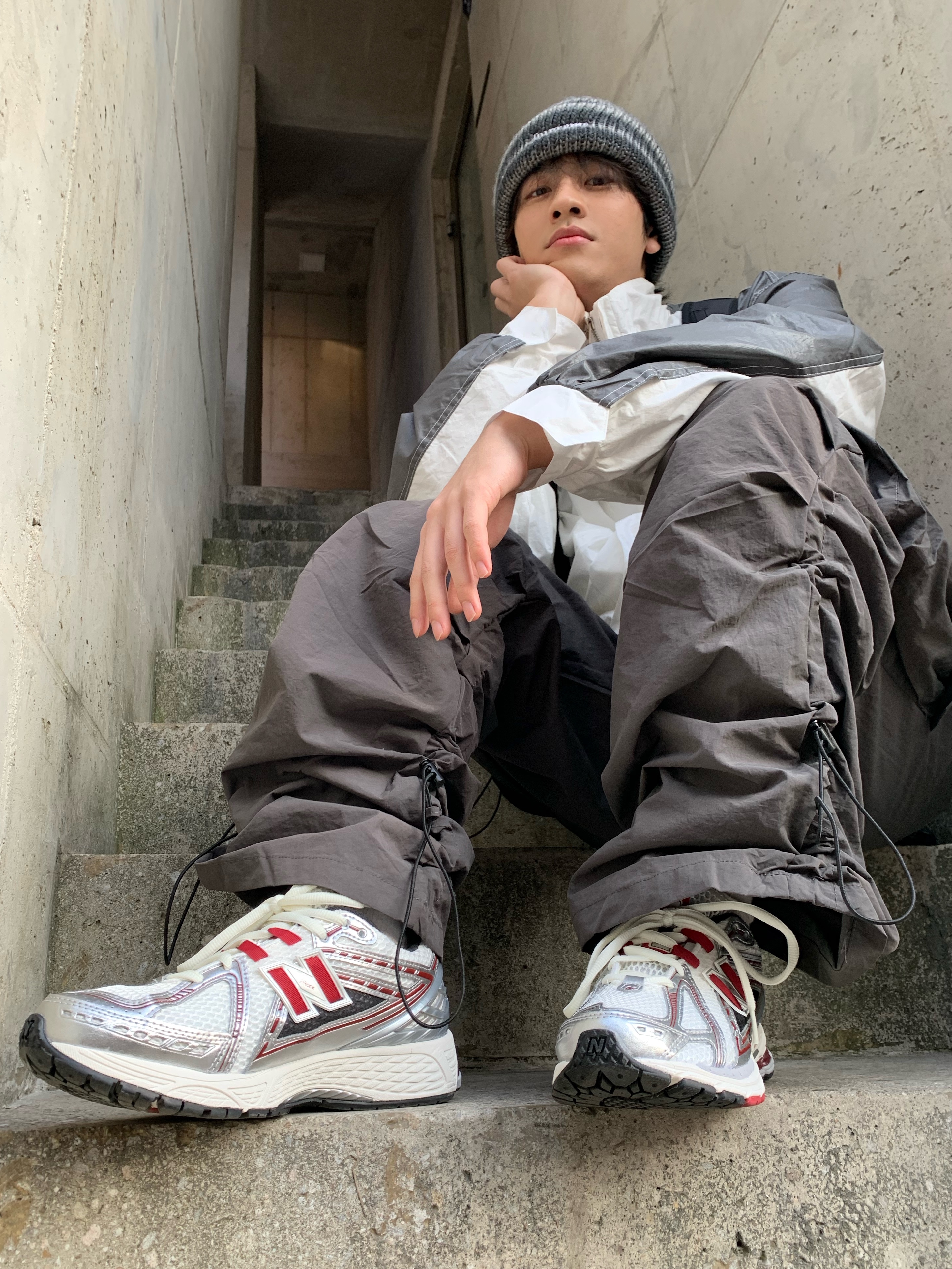 Supreme Ombre Stripe Beanie Black - 22FW, New Balance 1906R Silver Metallic Classic Crimson 착용 스타일 - 4