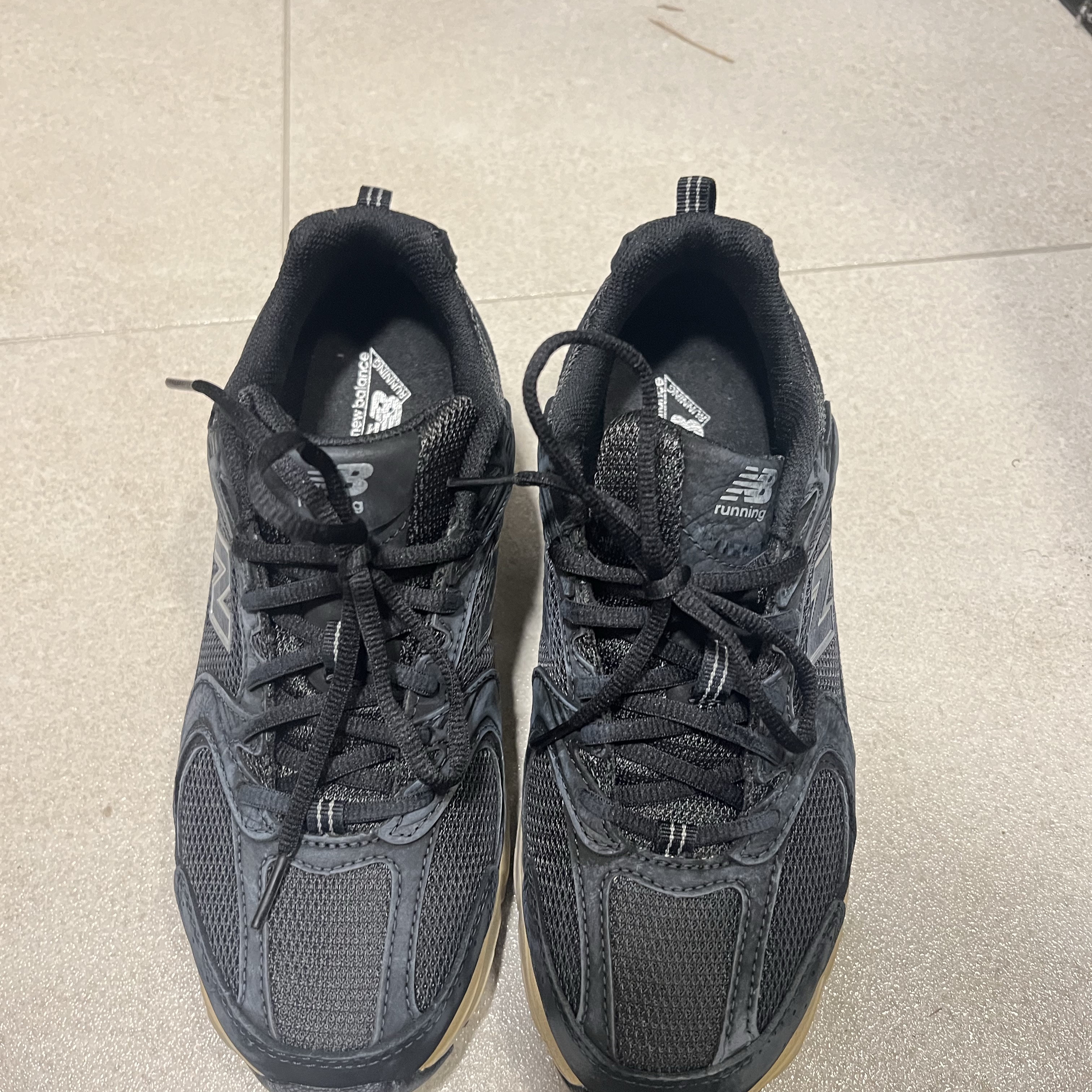 New Balance 530 Vintage Black Gum 착용 스타일 - 5