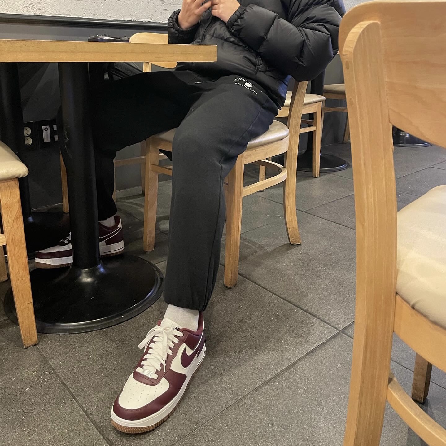 Nike Air Force 1 '07 LV8 Night Maroon 착용 스타일