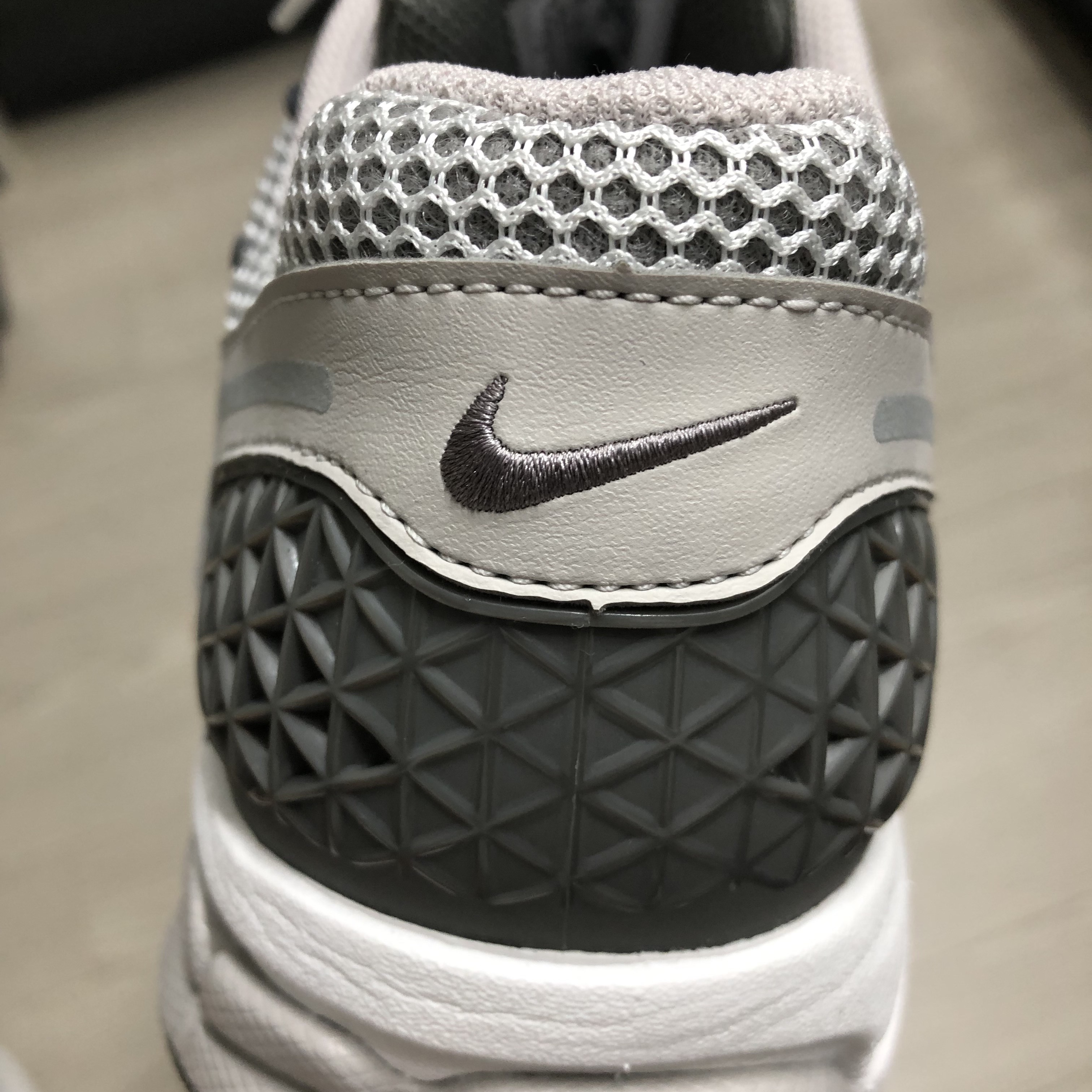 Nike Zoom Vomero 5 PRM Light Iron Ore and Flat Fewter 착용 스타일 - 4