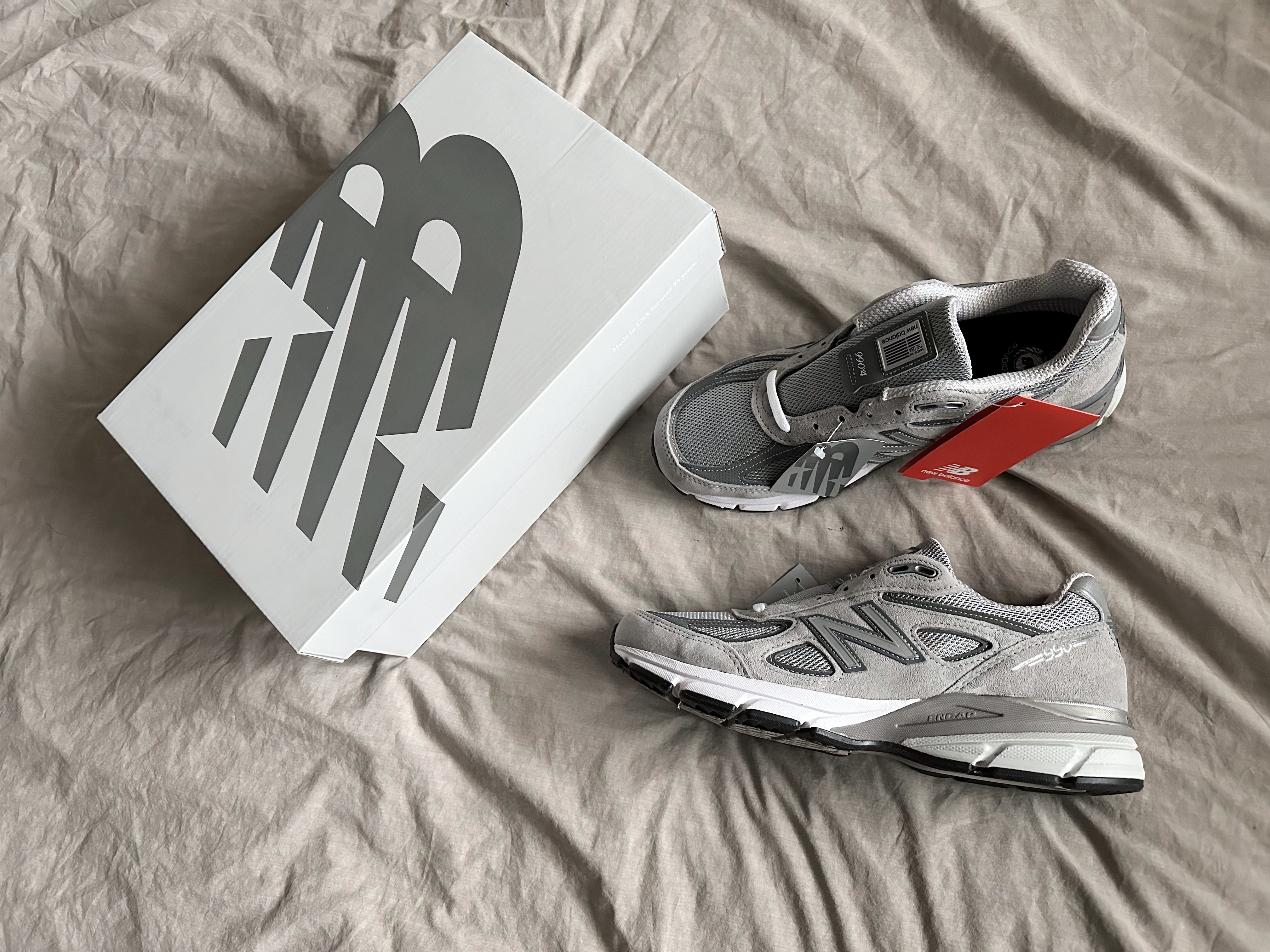 New Balance 990v4 Made in USA Grey Silver 착용 스타일 - 1