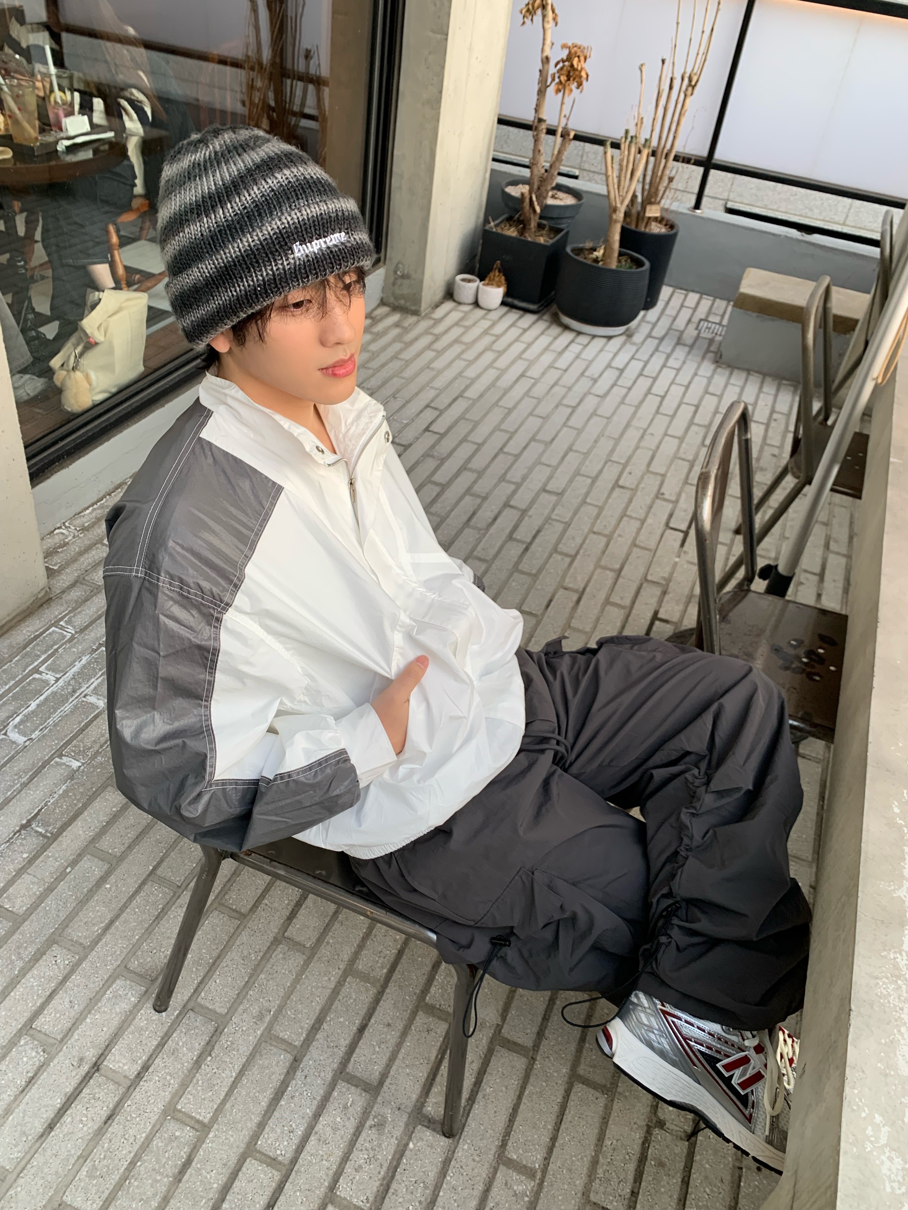 Supreme Ombre Stripe Beanie Black - 22FW, New Balance 1906R Silver Metallic Classic Crimson 착용 스타일 - 2