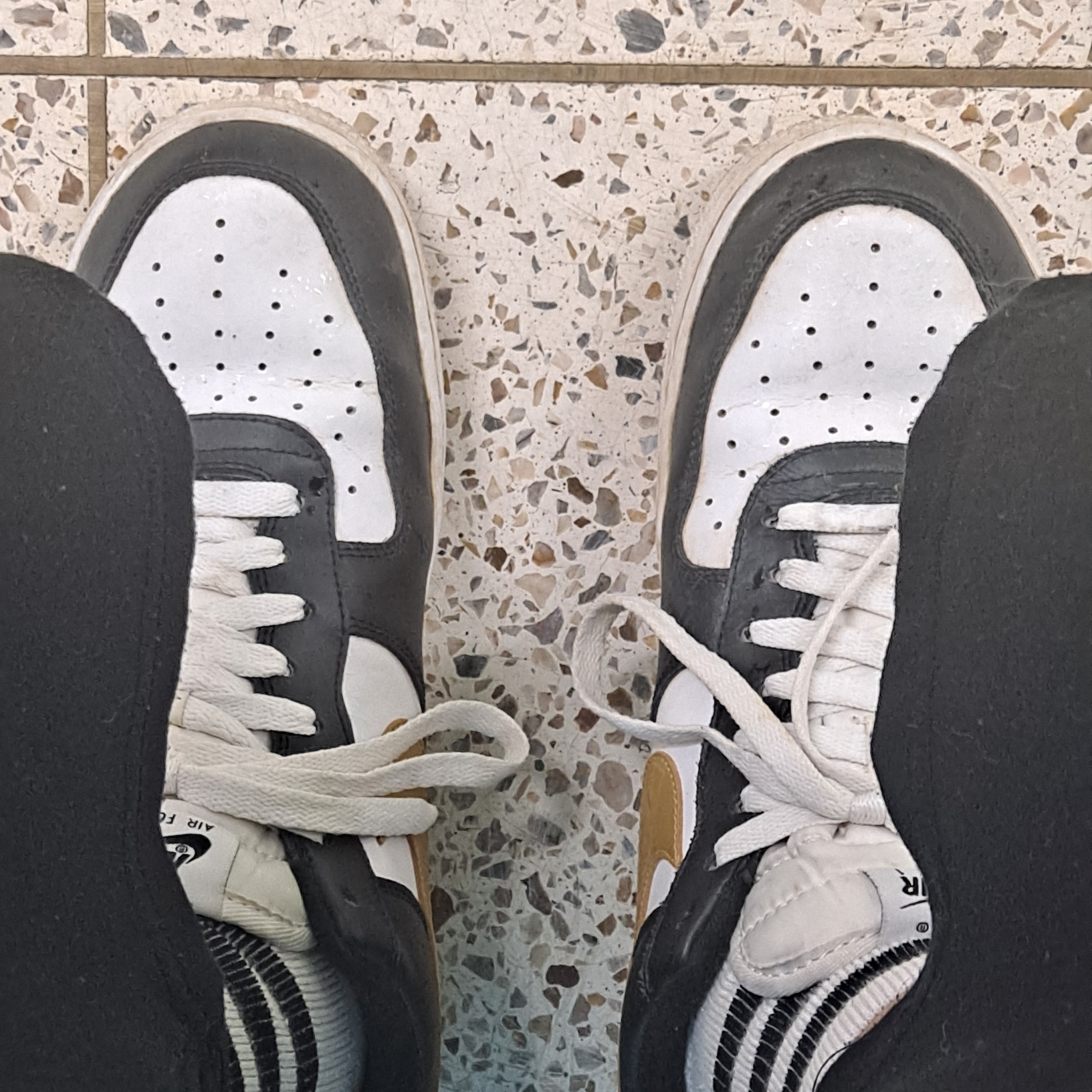 Nike Air Force 1 Low '07 Black Gold 착용 스타일
