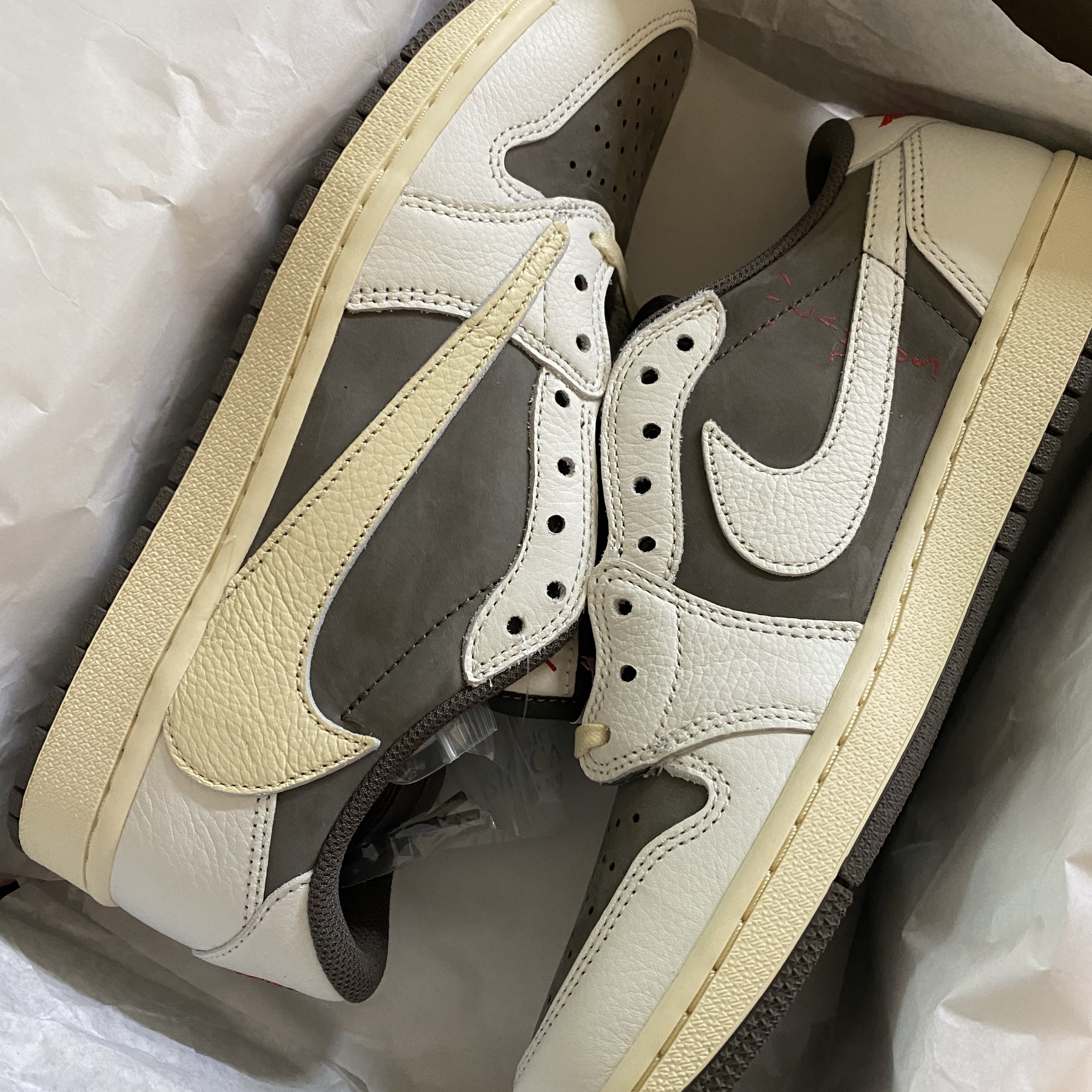 Jordan 1 x Travis Scott Retro Low OG SP Sail and Ridgerock 착용 스타일