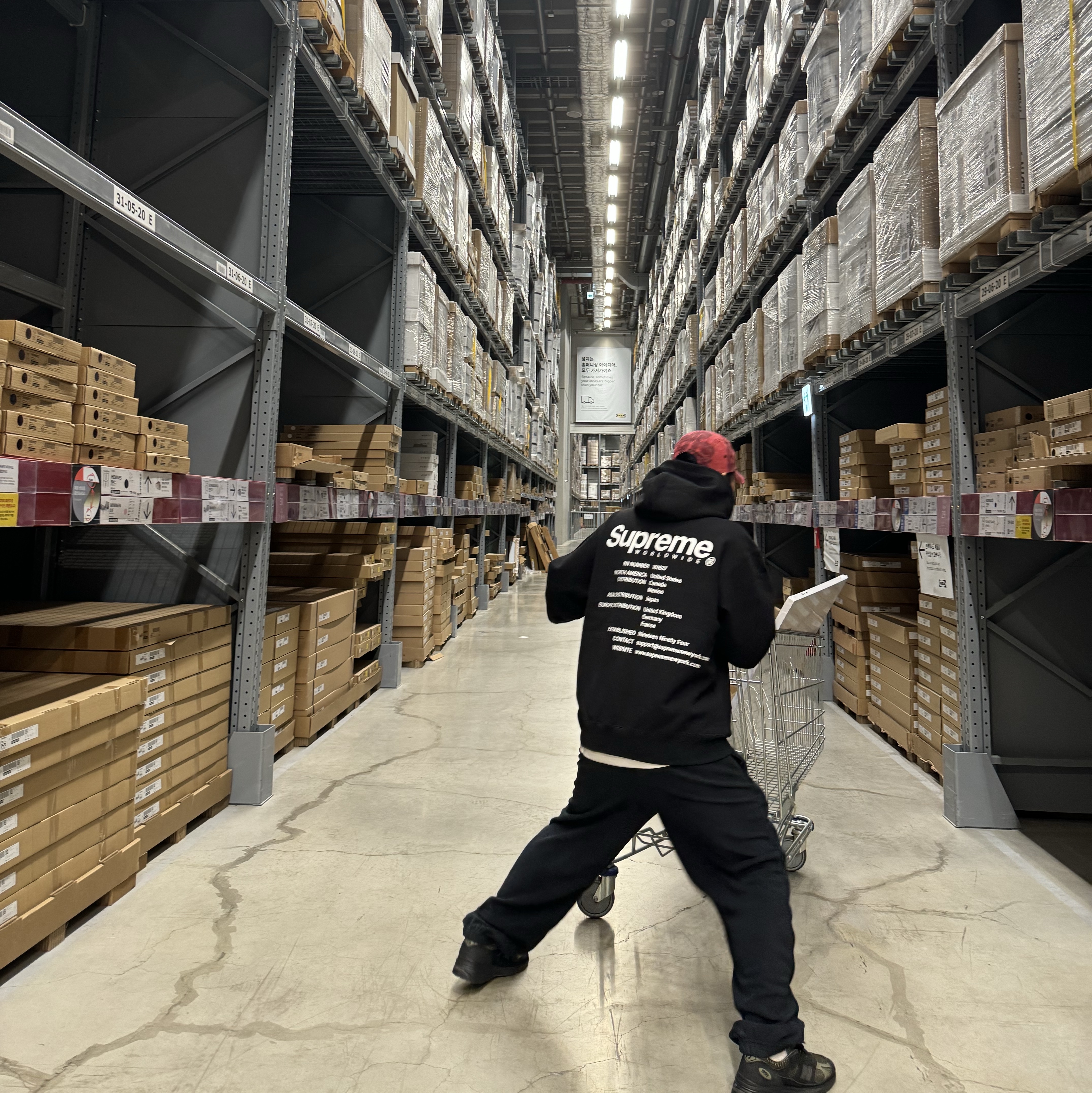 Supreme Worldwide Hooded Sweatshirt Black - 23SS, New Balance x Stone Island 991v2 Made in UK Black Olive Night 착용 스타일