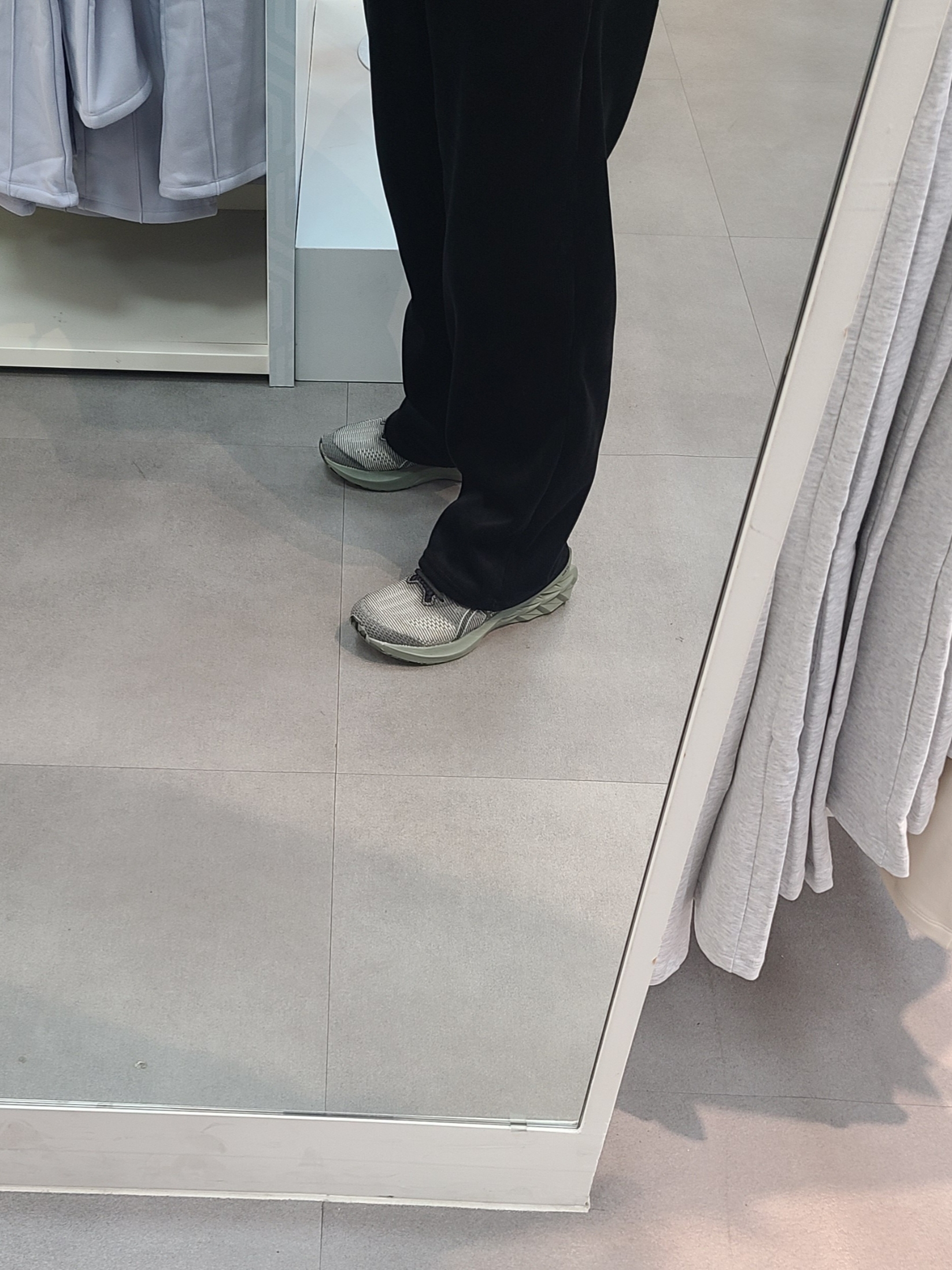 Asics Novablast 2 LE Green 착용 스타일 - 2