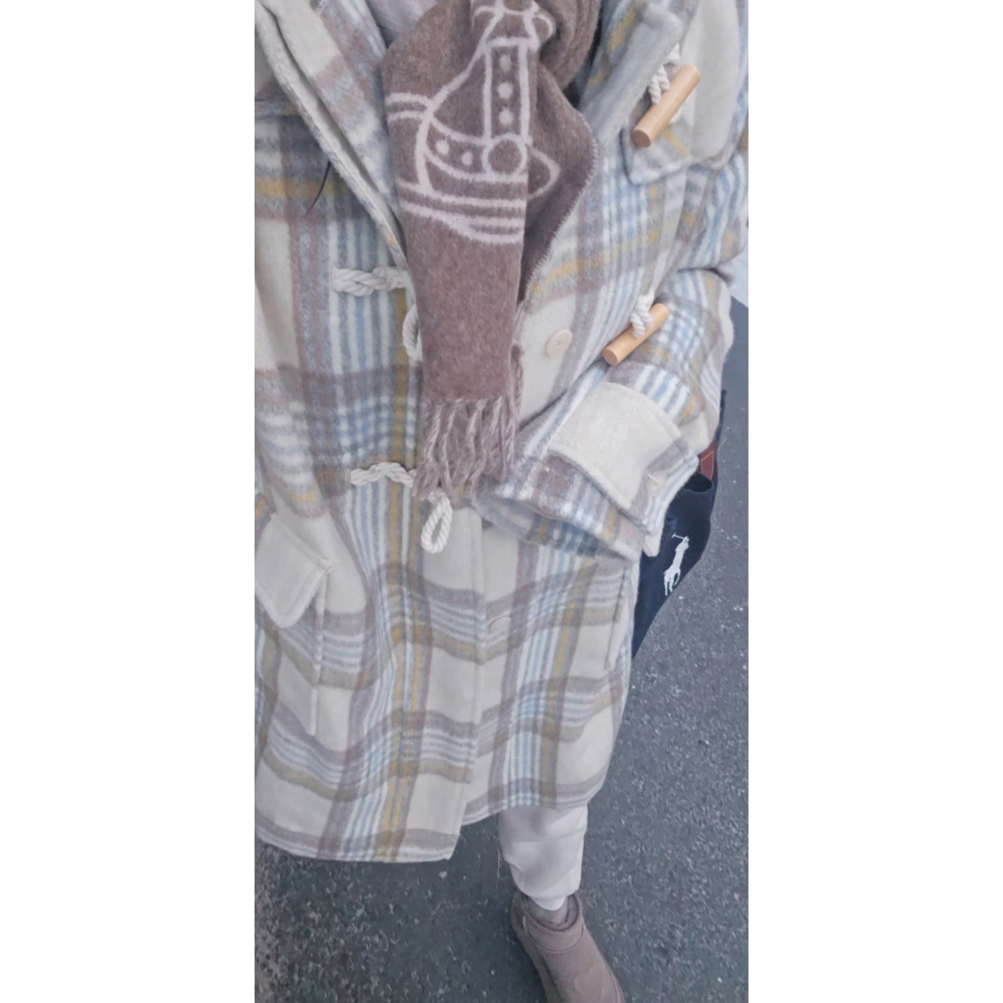 Vivienne Westwood Two Side Single Orb Muffler Camel 착용 스타일