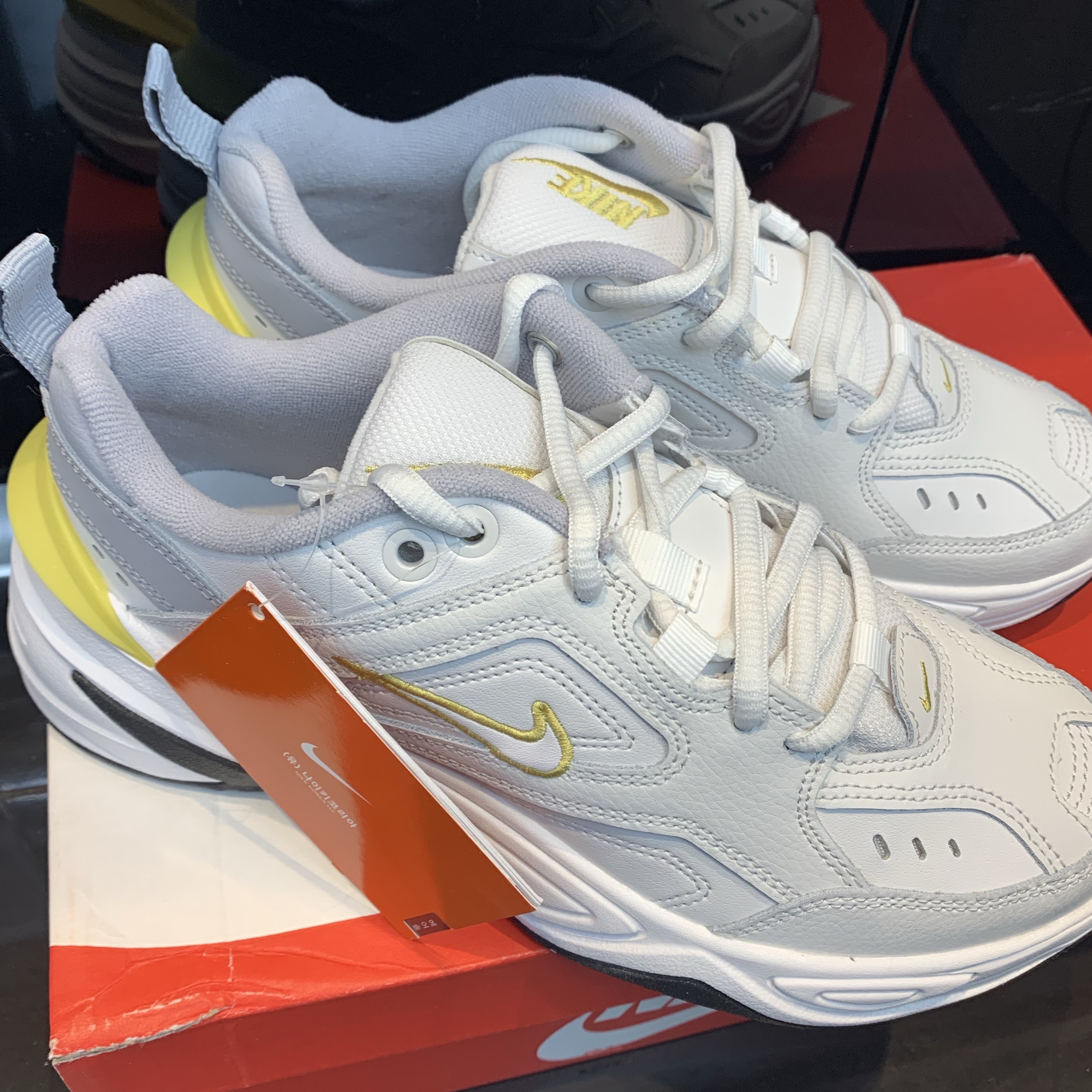 (W) Nike M2K Tekno Platinum Tint Celery 착용 스타일