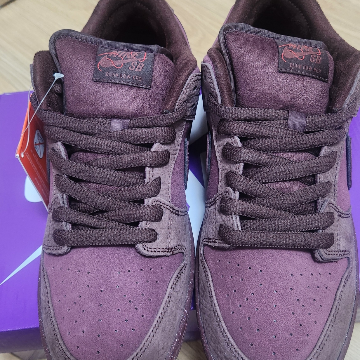 Nike SB Dunk Low PRM Burgundy Crush 착용 스타일 - 1