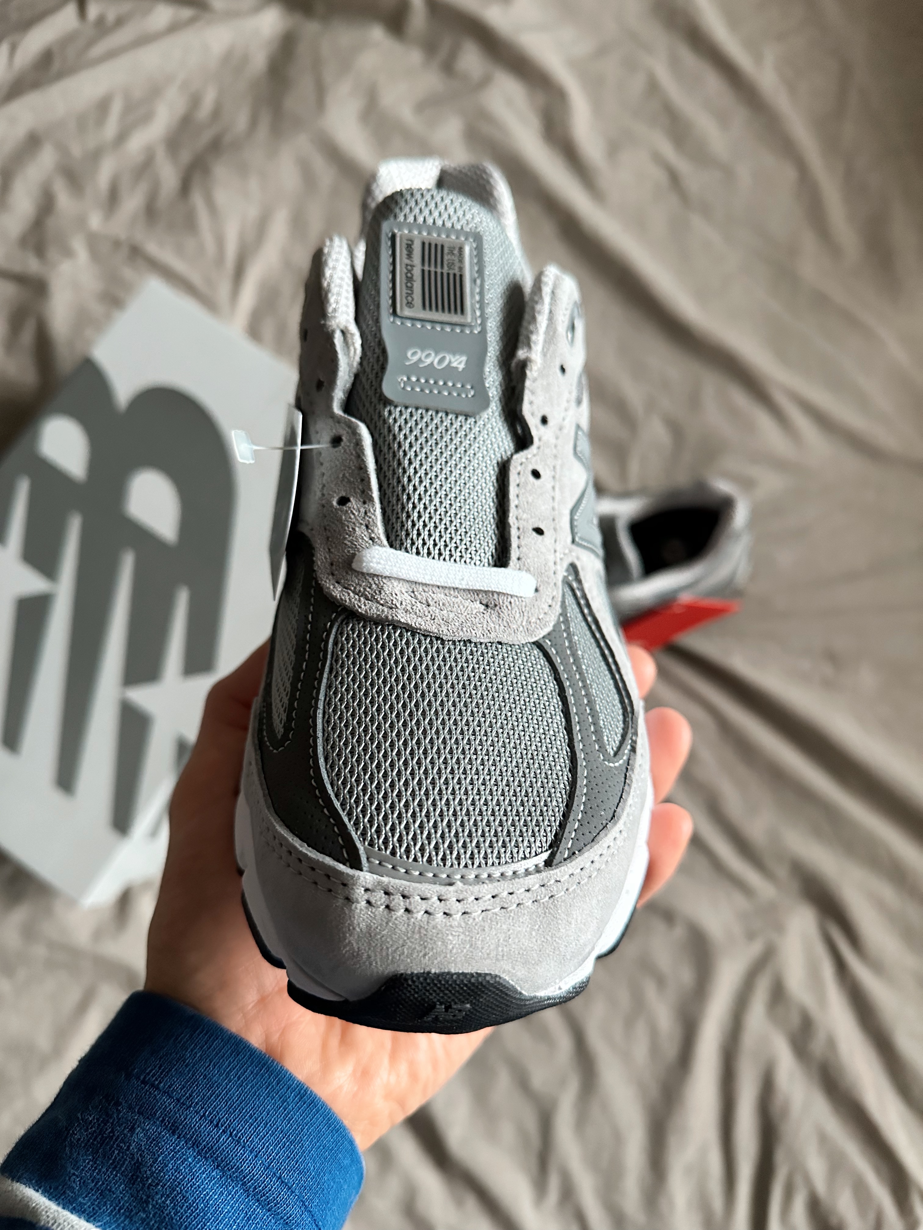 New Balance 990v4 Made in USA Grey Silver 착용 스타일 - 1