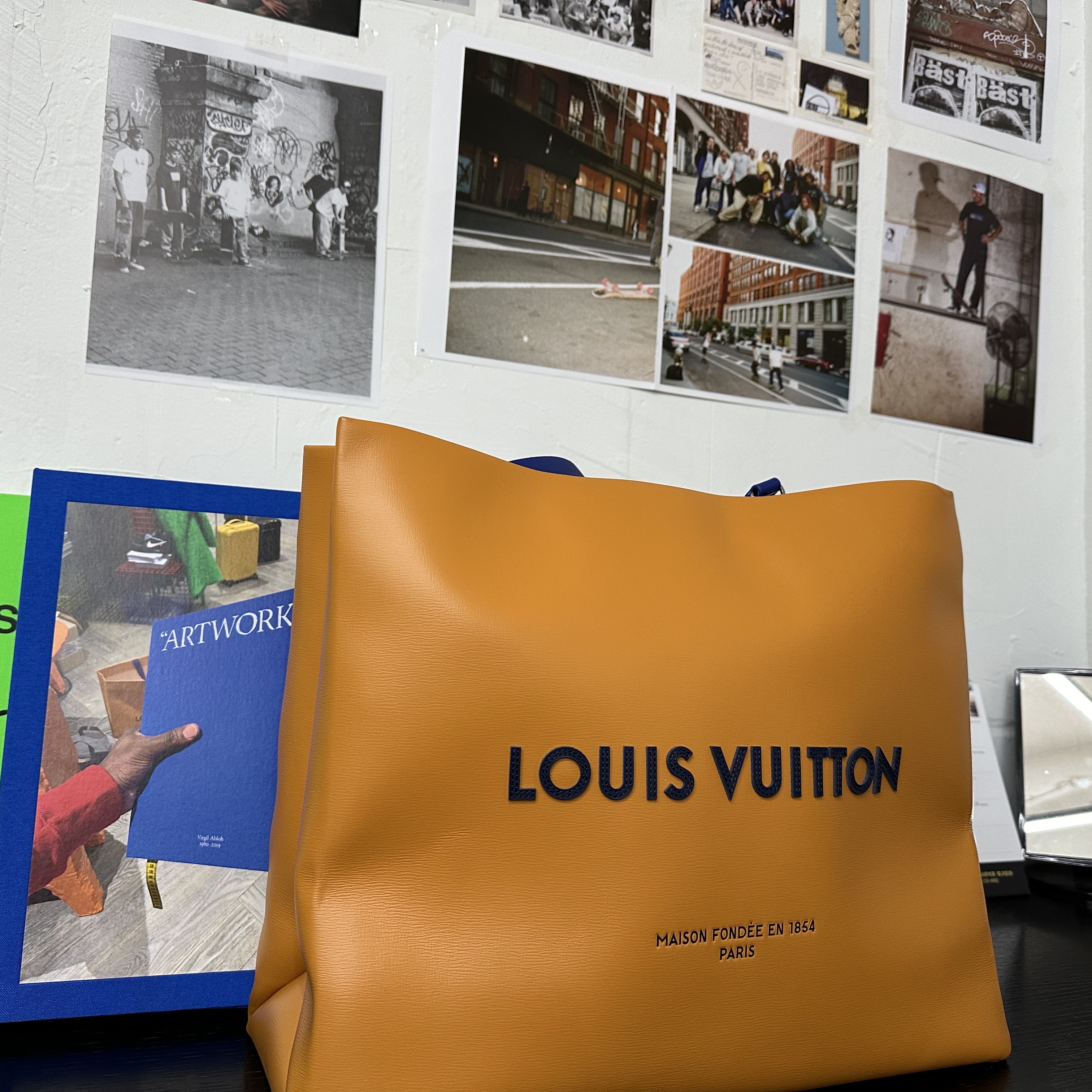 Louis Vuitton Shopper Bag MM Saffran 착용 스타일
