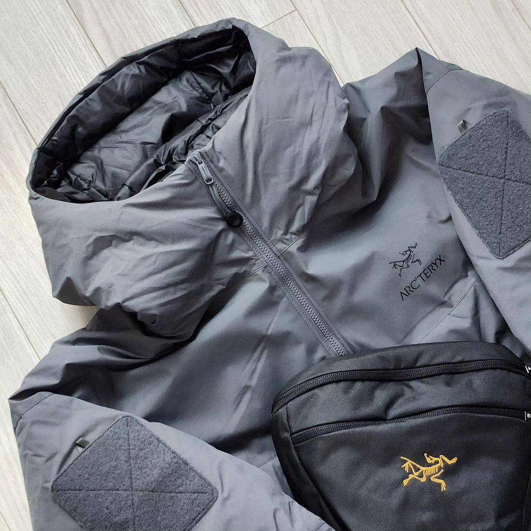 Arc'teryx LEAF Cold WX Hoody LT Gen 2 Wolf, Arc'teryx Mantis 2 Waistpack 24K Black 착용 스타일