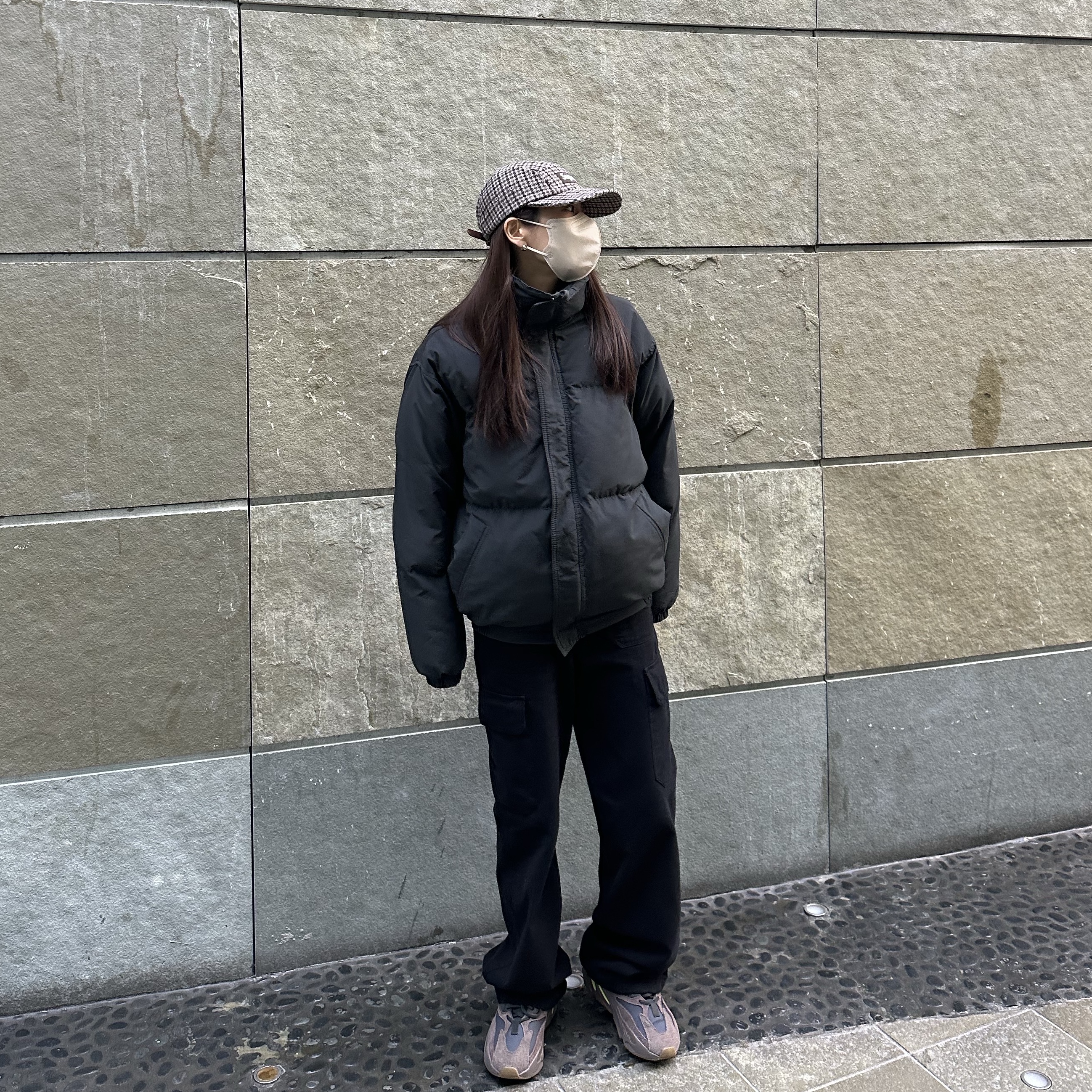 Essentials Puffer Jacket Black - 20FW, Adidas Yeezy Boost 700 Mauve 착용 스타일 - 1