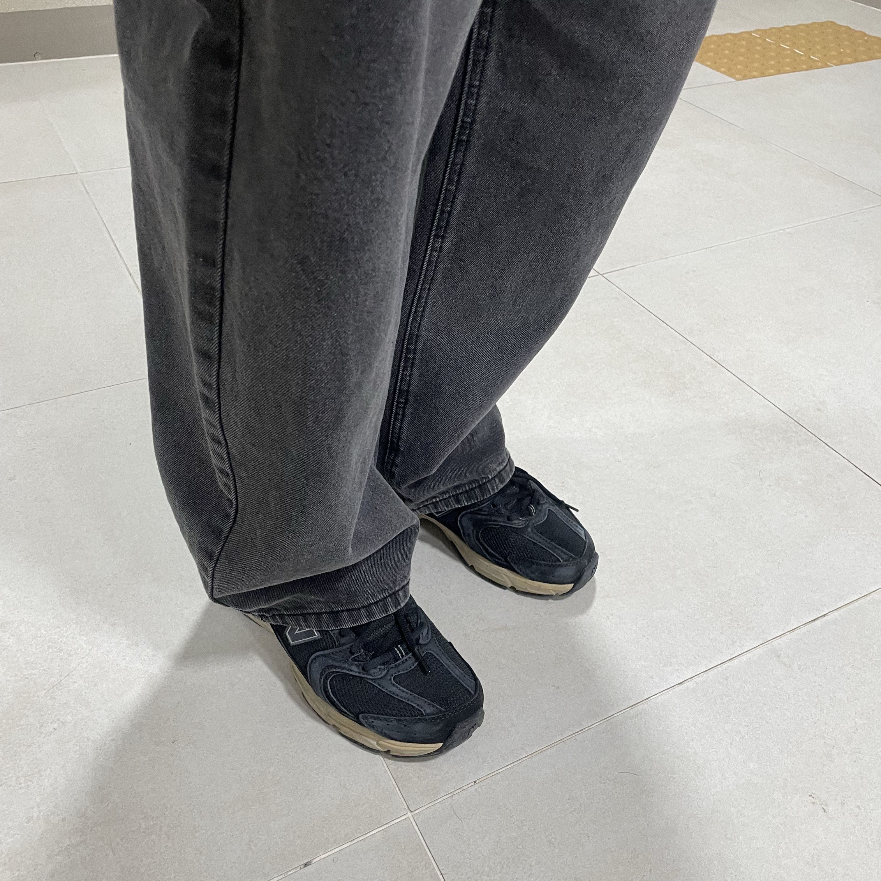 New Balance 530 Vintage Black Gum 착용 스타일 - 2