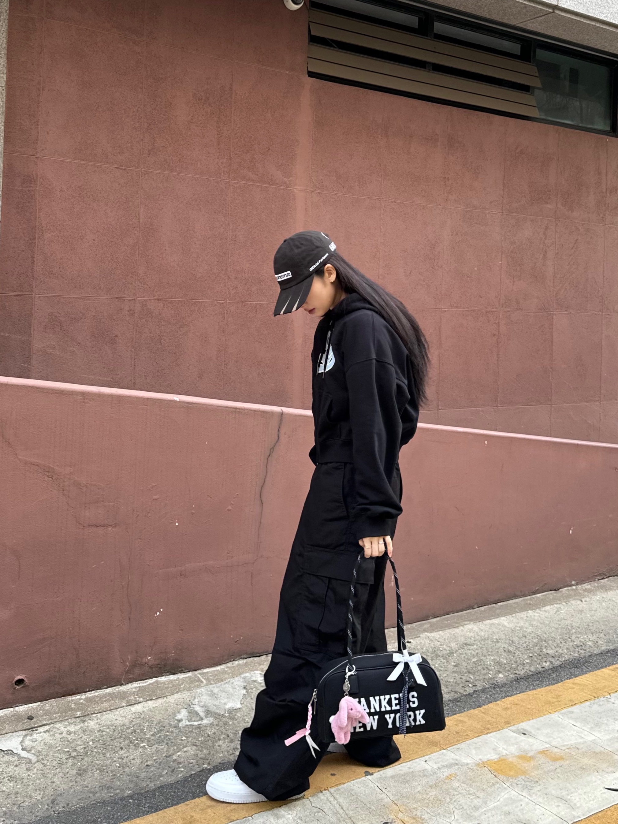 Supreme Jagged Visor 6-Panel Black - 23FW, Nike x Supreme Air Force 1 Low White 착용 스타일 - 2
