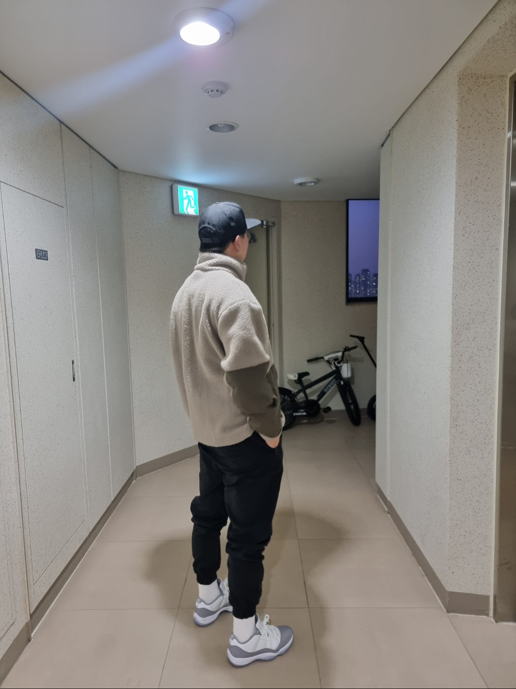Jordan 11 Retro Low Cement Grey, Nike NSW Sport Essential+ Sherpa Fleece Jacket Moon Fossil Light Bone 착용 스타일