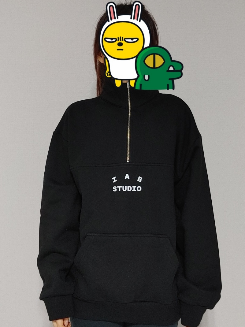 IAB Studio Half Zip-Up Black White 착용 스타일
