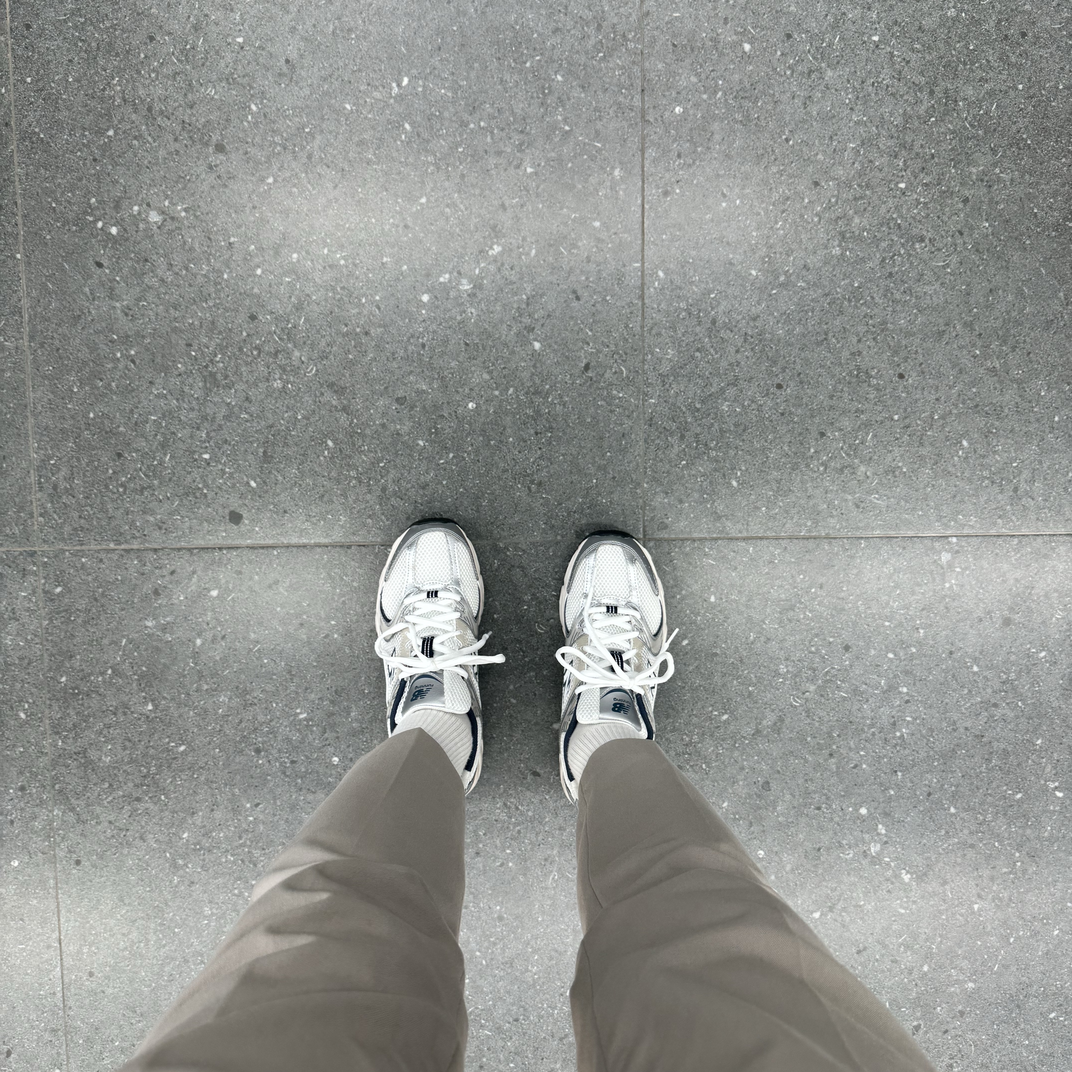 New Balance 530 Steel Grey 착용 스타일 - 2