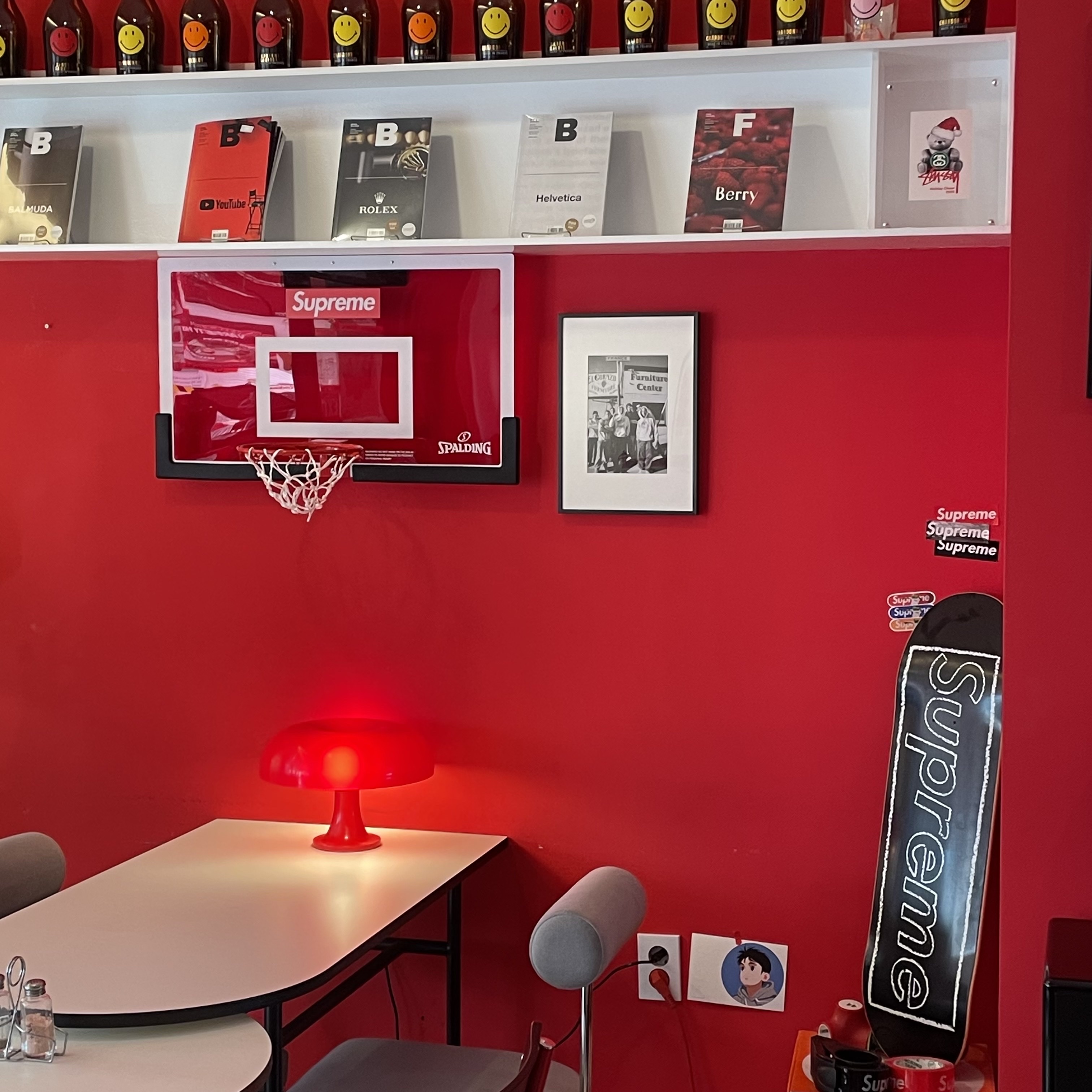 Supreme x Spalding Mini Basketball Hoop Red  - 23FW, Supreme x Kaws Chalk Logo Skateboard Deck Black - 21SS 착용 스타일 - 1
