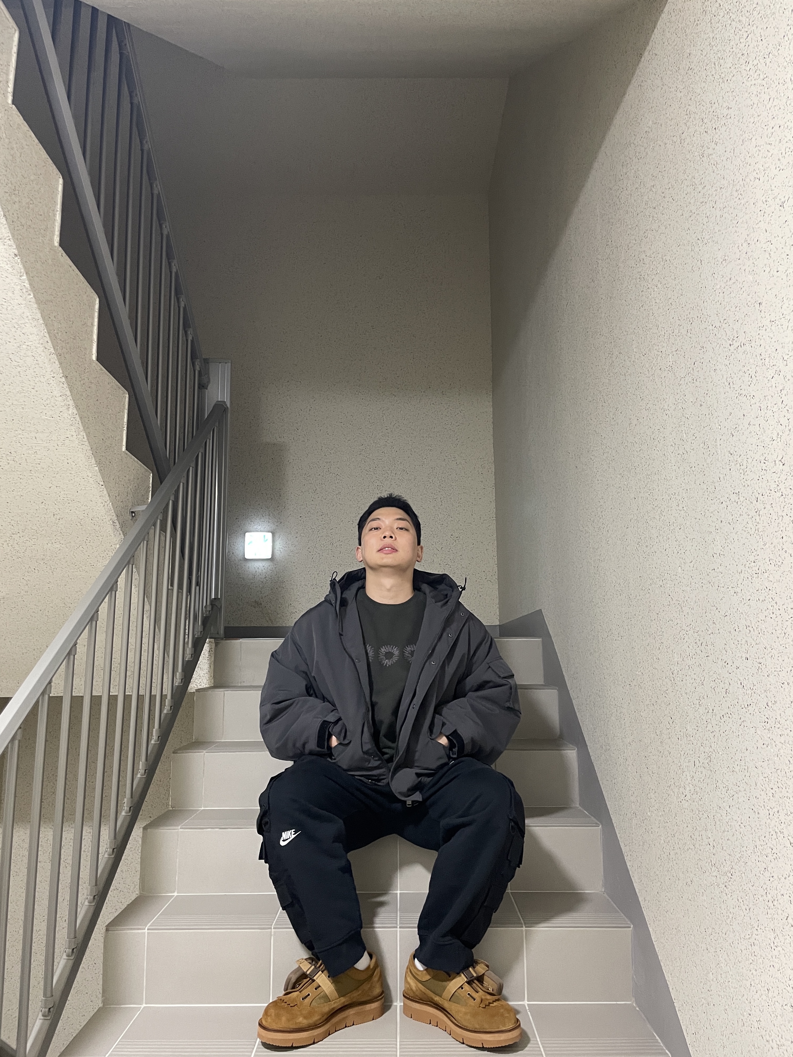 그립 스와니 x 대너 부쉬 부츠 코요테 컬렉션, 나이키 x 피스마이너스원 와이드 팬츠 블랙 (DR0096-010) 착용 스타일 - 3