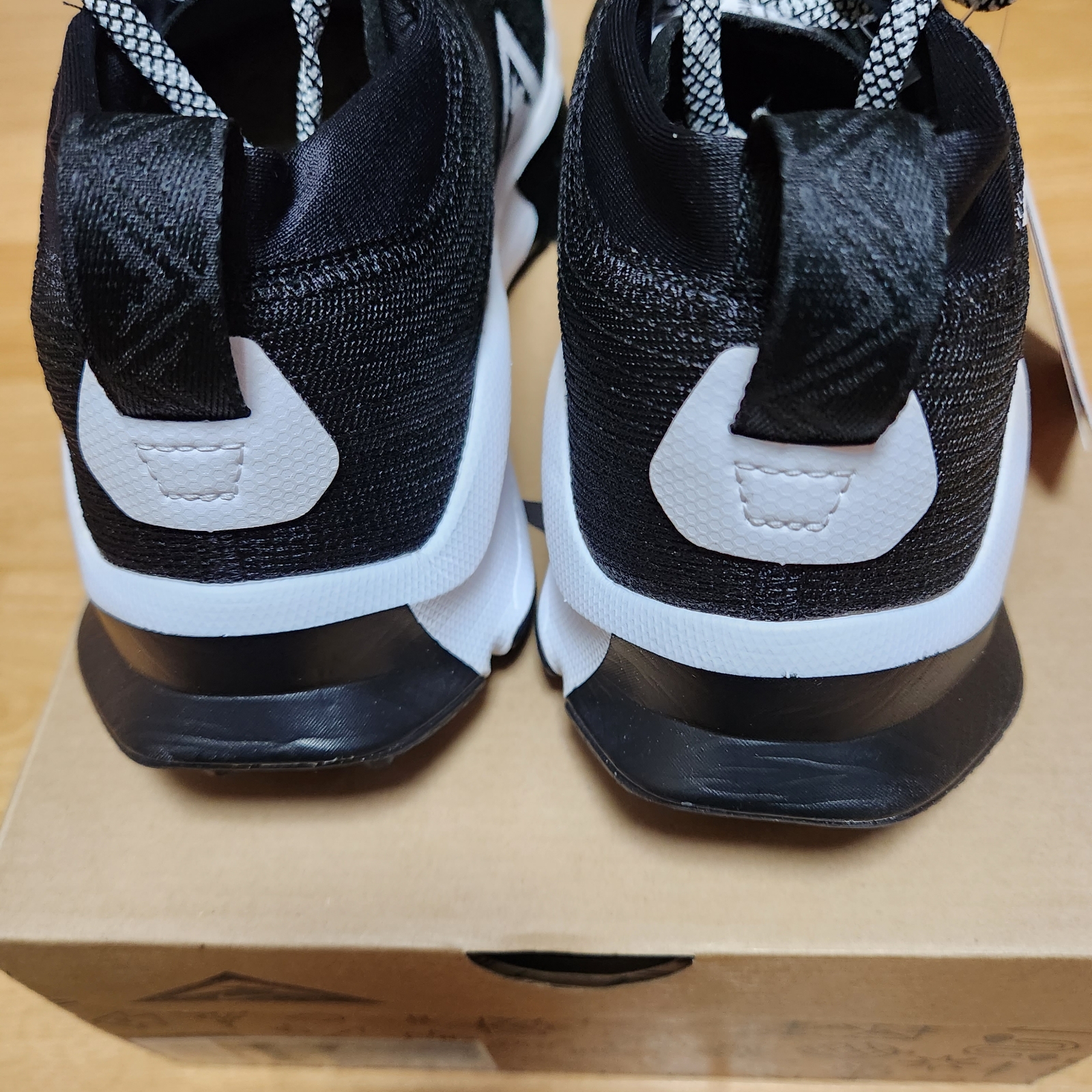 Nike ZoomX Zegama Trail Deep Black White 착용 스타일 - 3