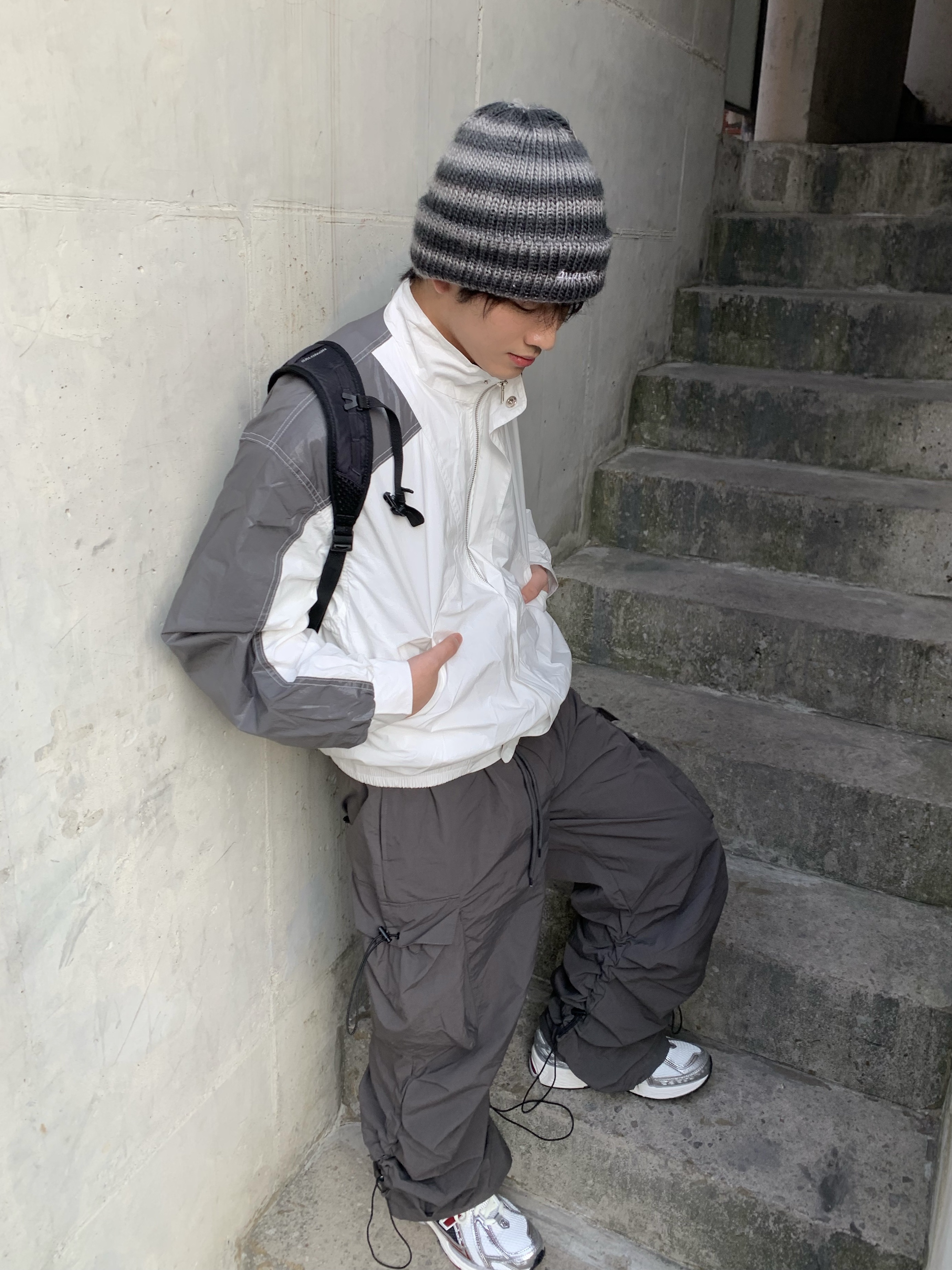 Supreme Ombre Stripe Beanie Black - 22FW, New Balance 1906R Silver Metallic Classic Crimson 착용 스타일 - 6
