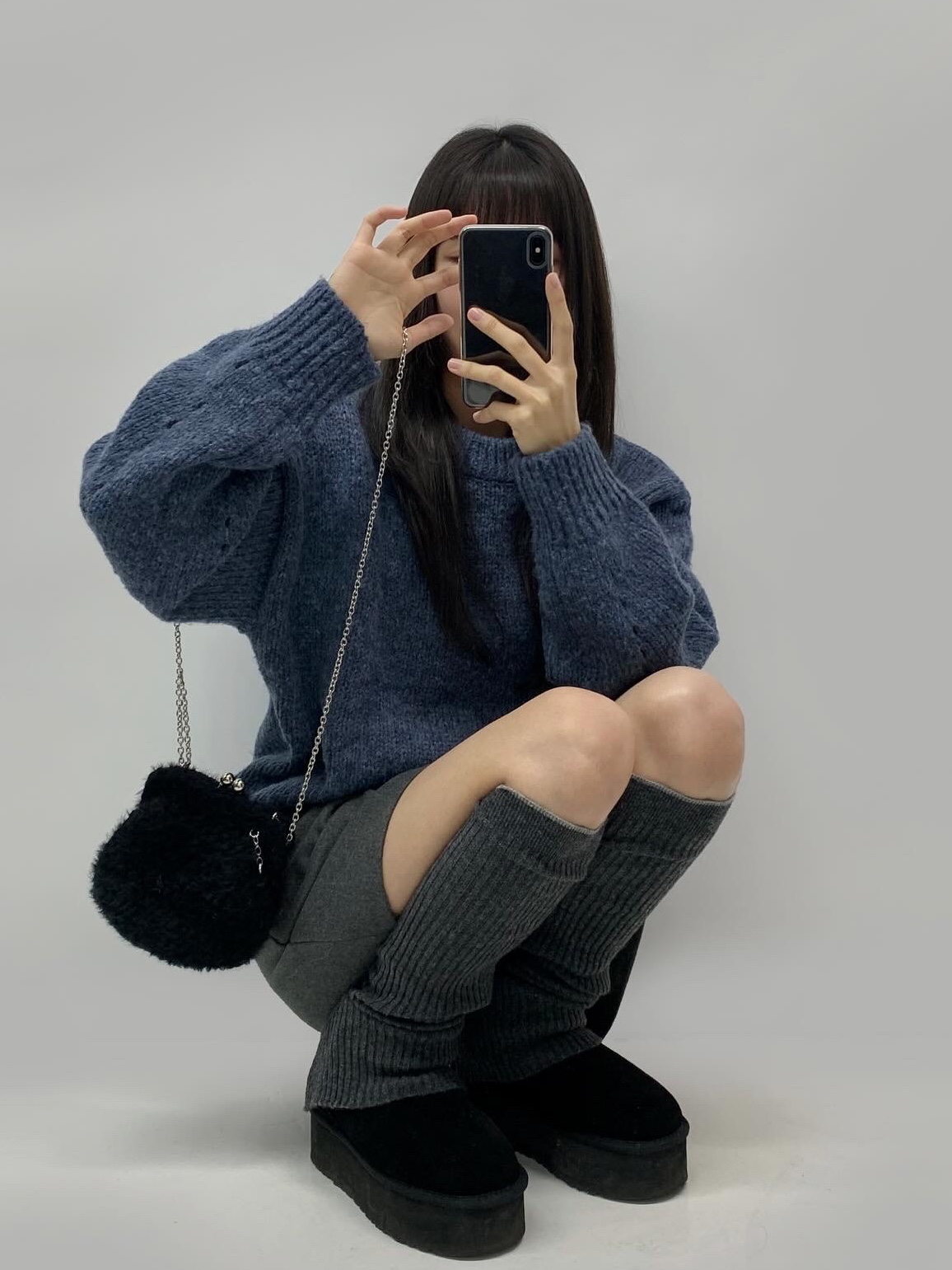 (W) UGG Classic Ultra Mini Platform Boots Black 착용 스타일 - 3