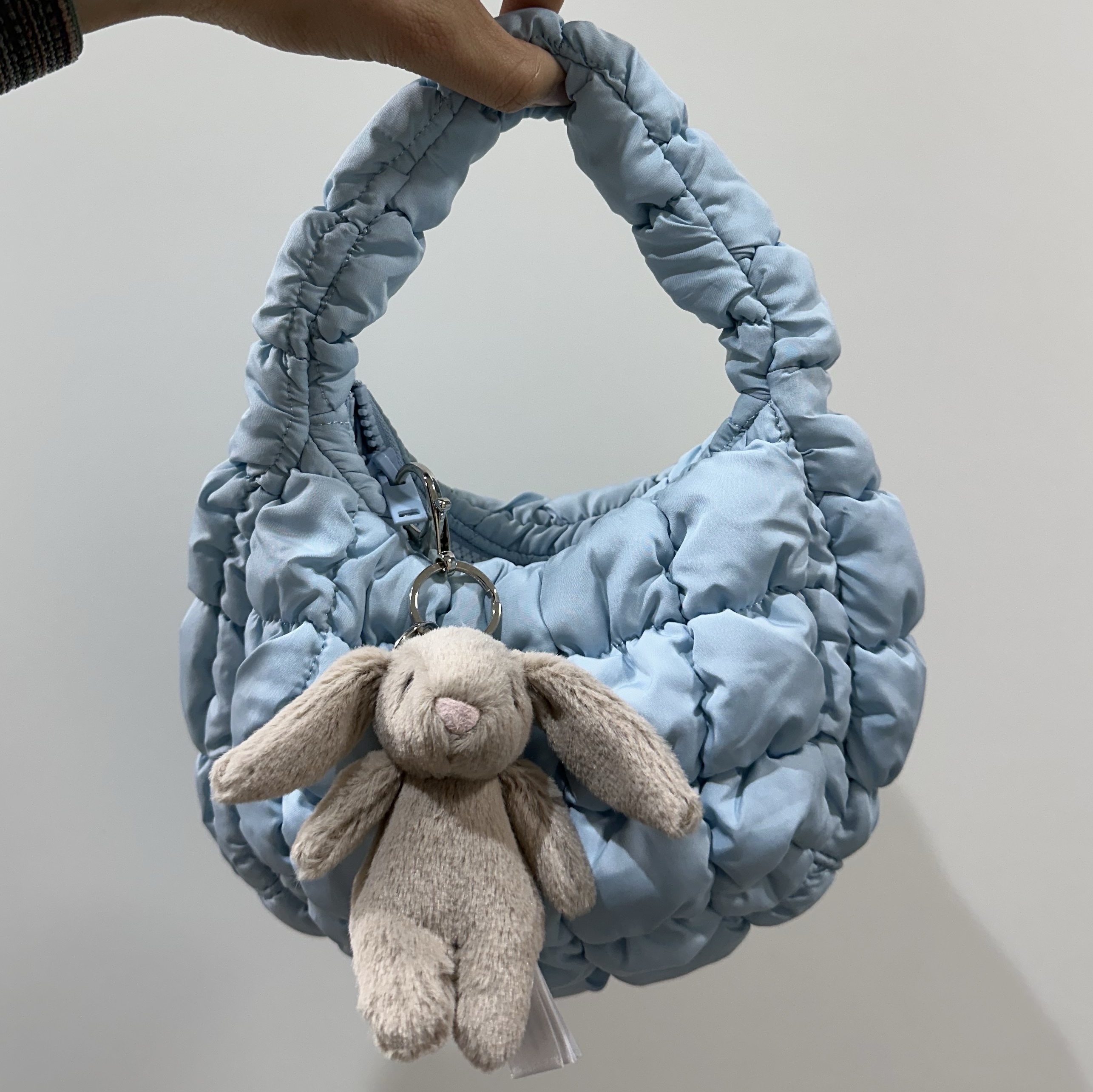 COS Quilted Micro Bag Light Blue, Jellycat Bashful Bunny Bag Charm Beige 착용 스타일