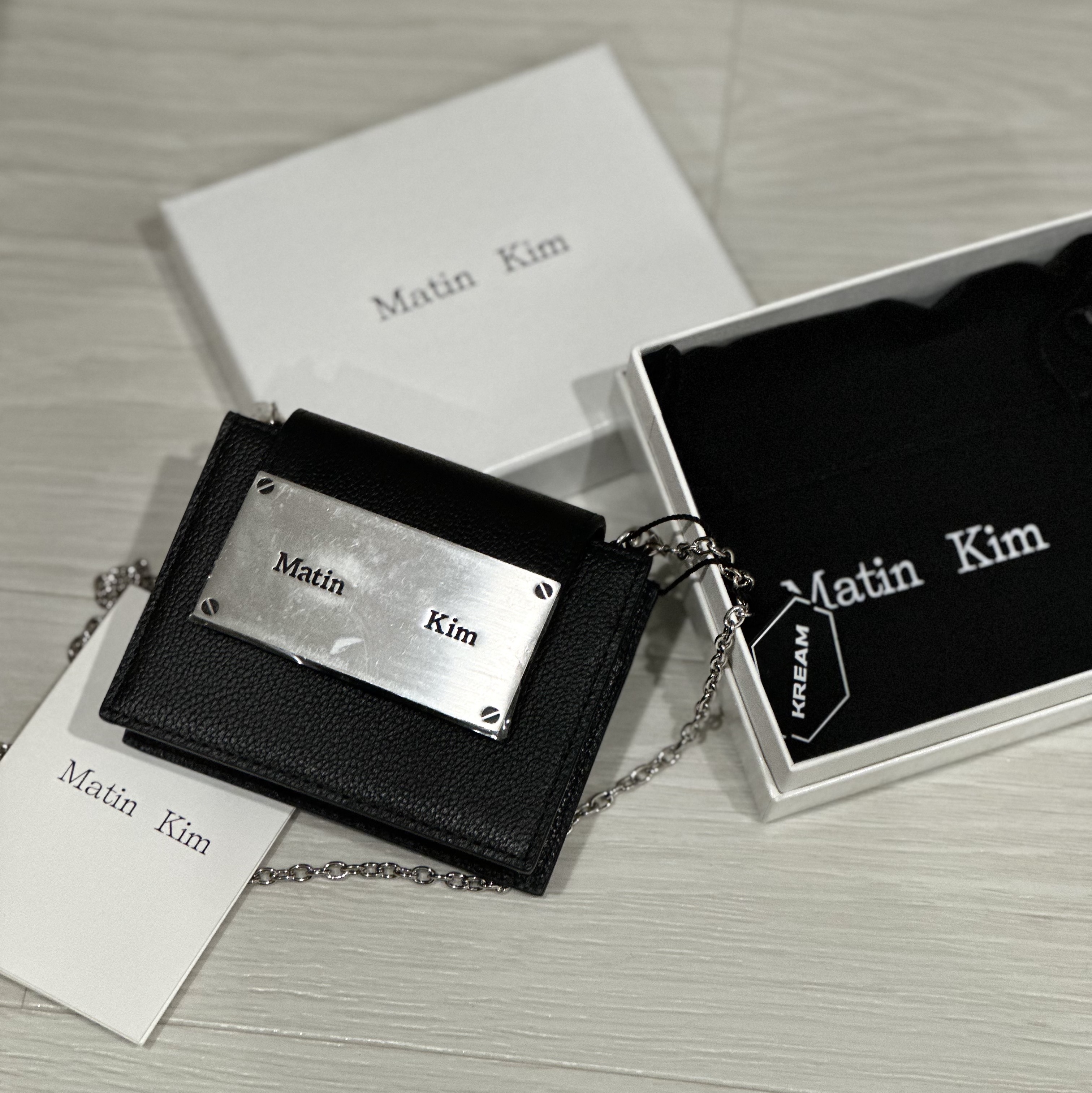 Matin Kim Accordion Mini Bag Black 착용 스타일