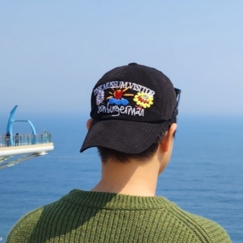 The Museum Visitor x Jon Burgerman Pinky Winky & Charlie Ball Cap Black 착용 스타일