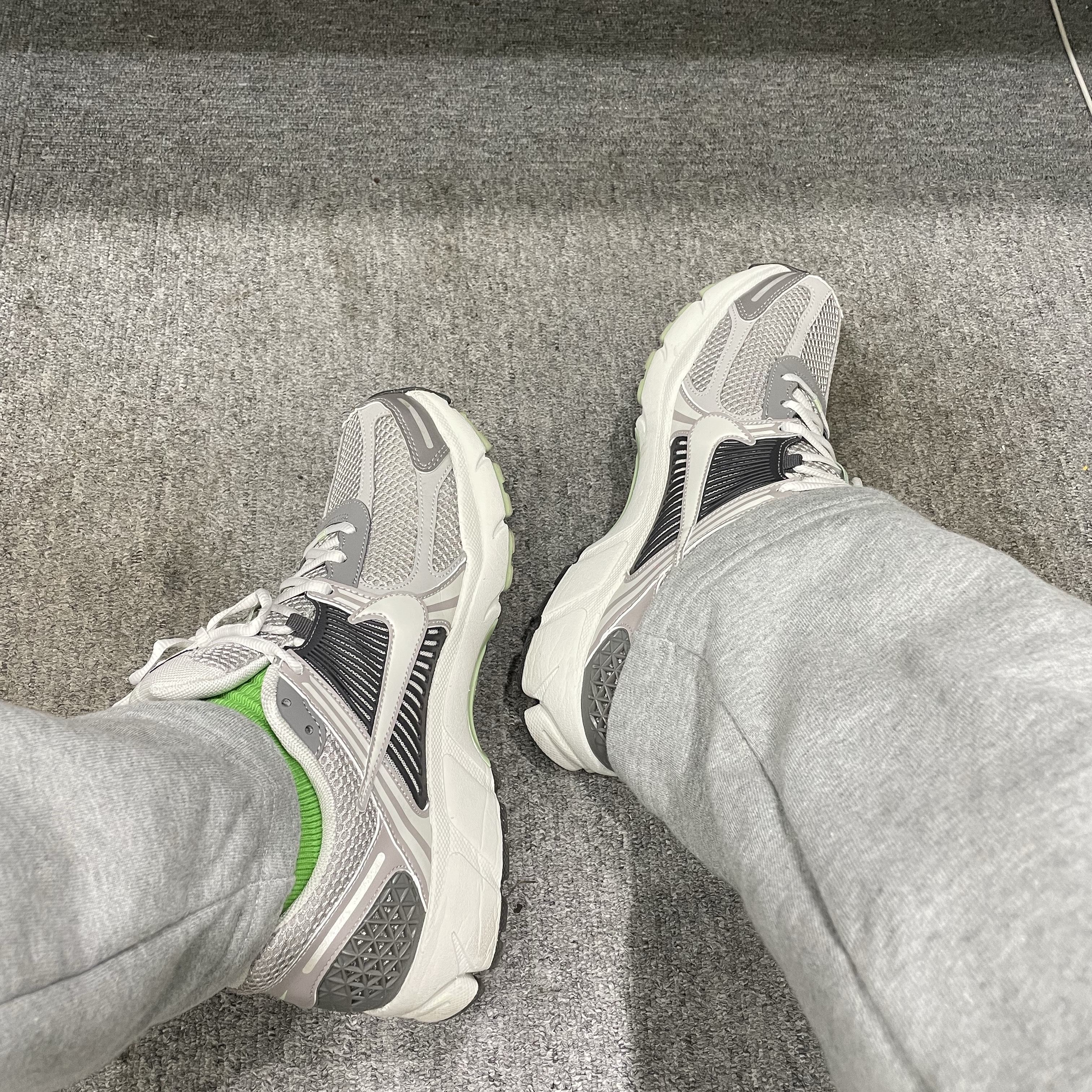 (W) Nike Zoom Vomero 5 Cobblestone and Flat Pewter 착용 스타일