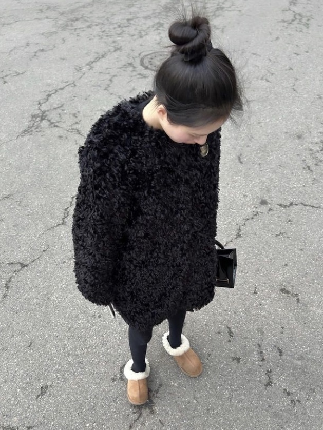 Yunse Women Eco Fur Coat Black 착용 스타일 - 1