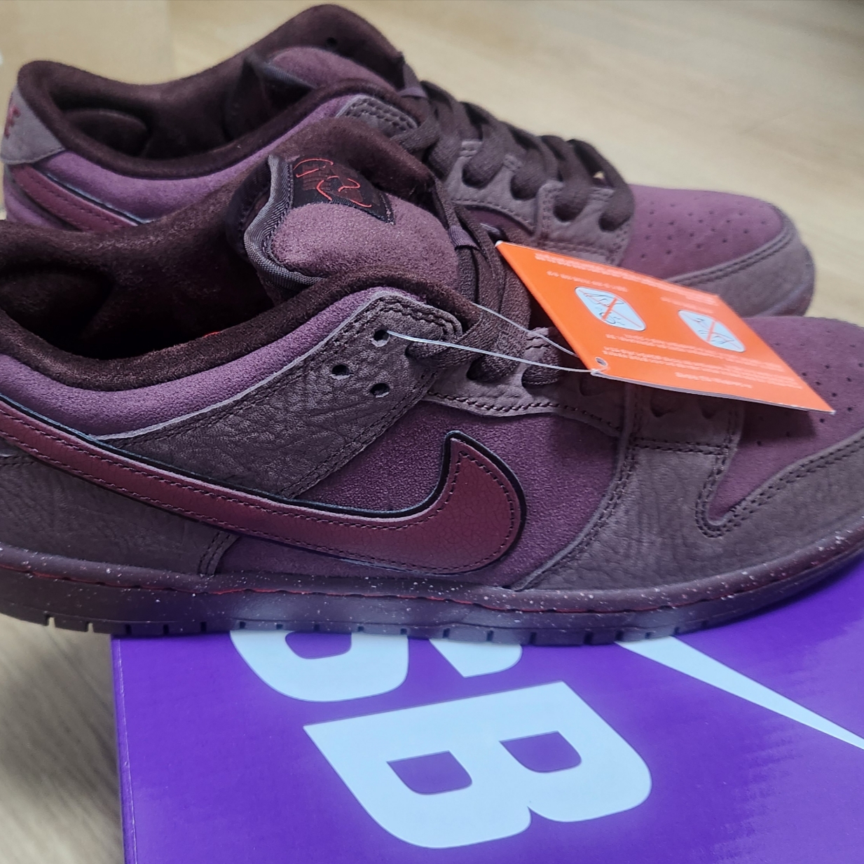 Nike SB Dunk Low PRM Burgundy Crush 착용 스타일 - 3