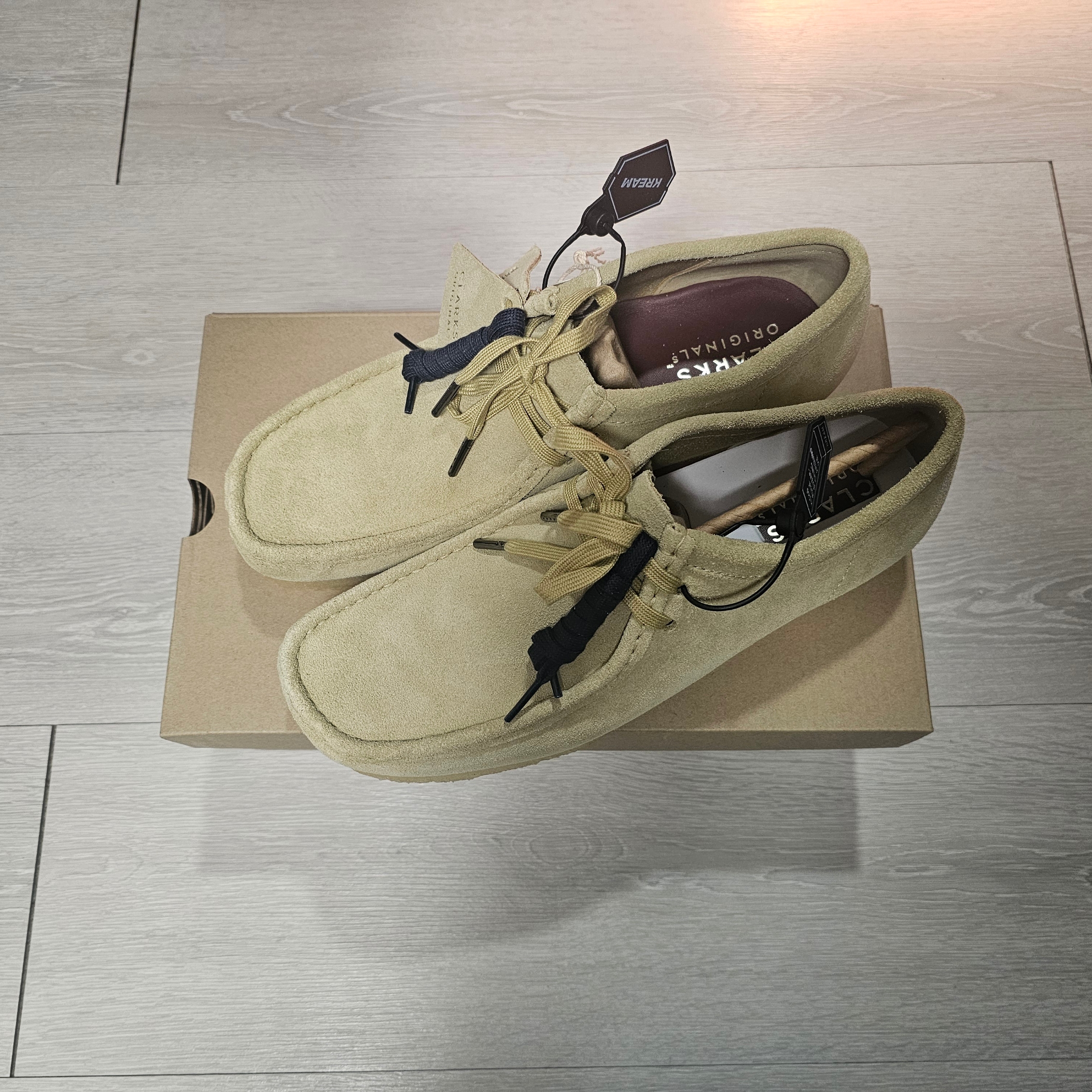 Clarks Wallabee Maple Suede 착용 스타일 - 2